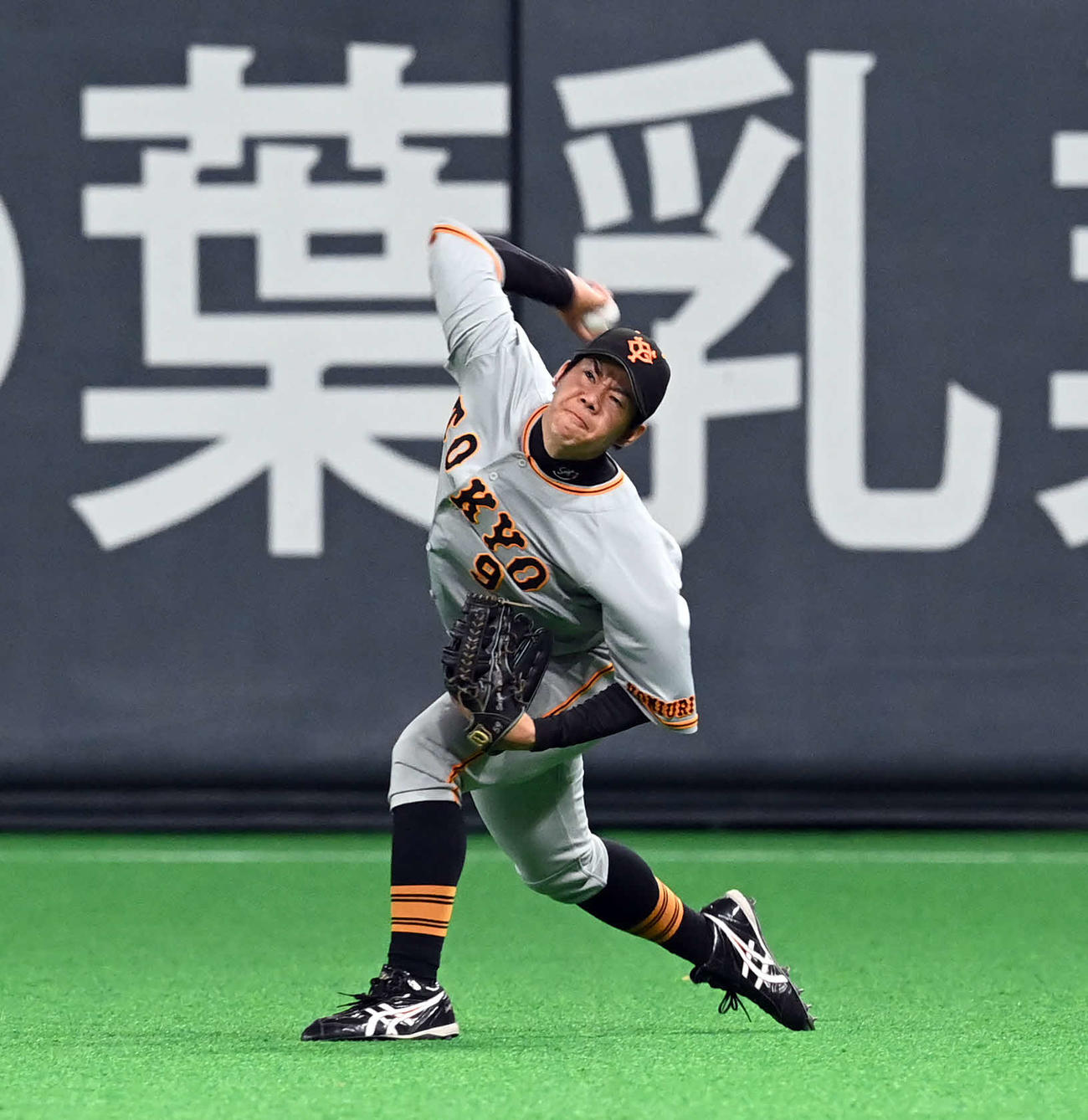 日本ハム対巨人　5回裏日本ハム1死二塁、細川の右飛を送球する松原だが、悪送球で先制点を許す（撮影・たえ見朱実）