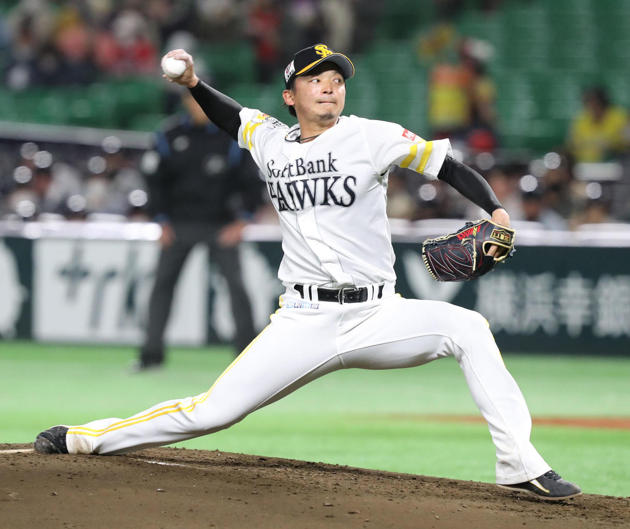 ソフトバンク対ロッテ　5回無失点と好投するソフトバンク先発の東浜（撮影・屋方直哉）