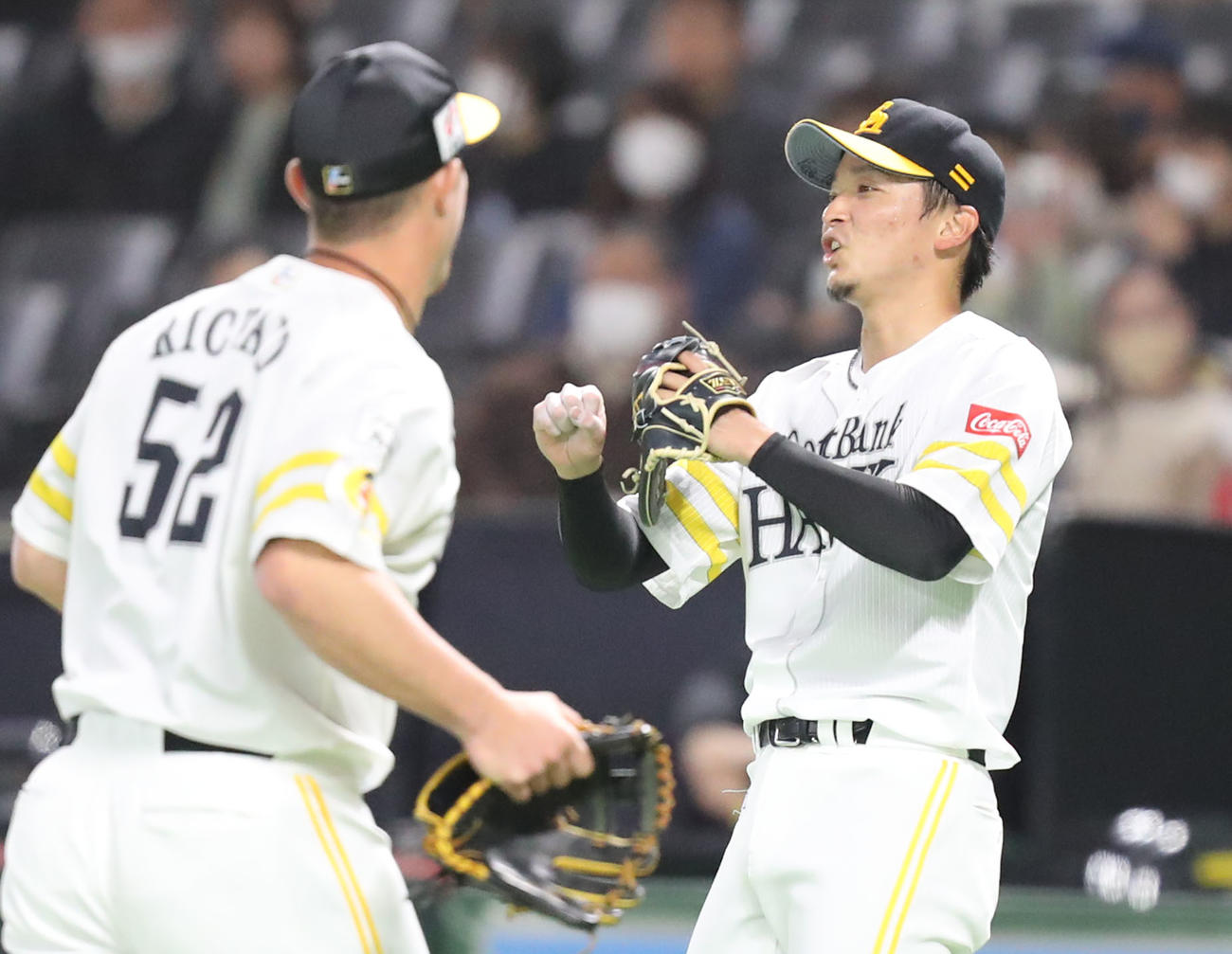 ソフトバンク対ロッテ　2回表を投げ終え笑顔を見せる東浜（撮影・屋方直哉）