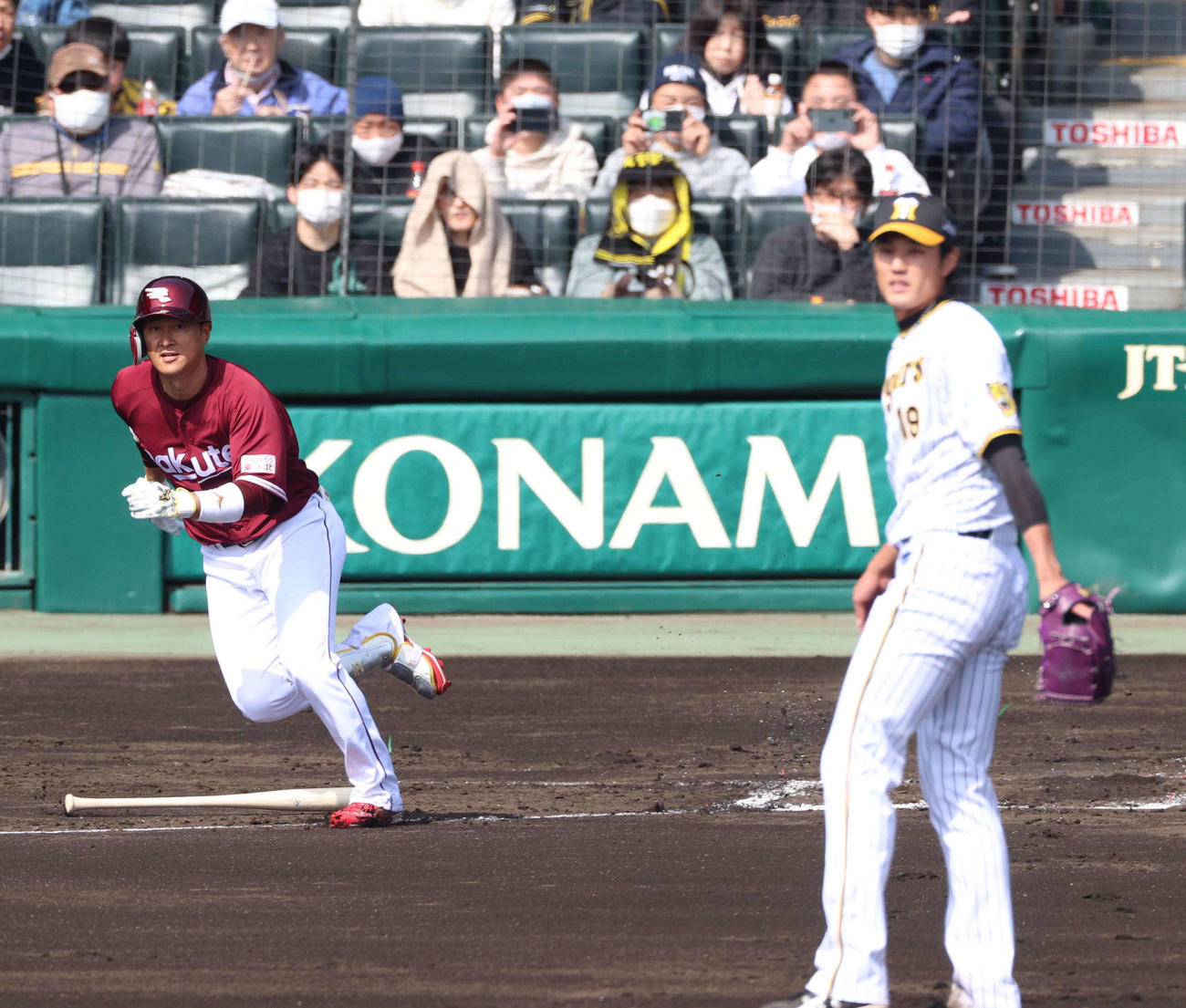 阪神対楽天オープン戦　1回表楽天無死満塁、銀次は中前に適時打を放つ（撮影・上田博志）