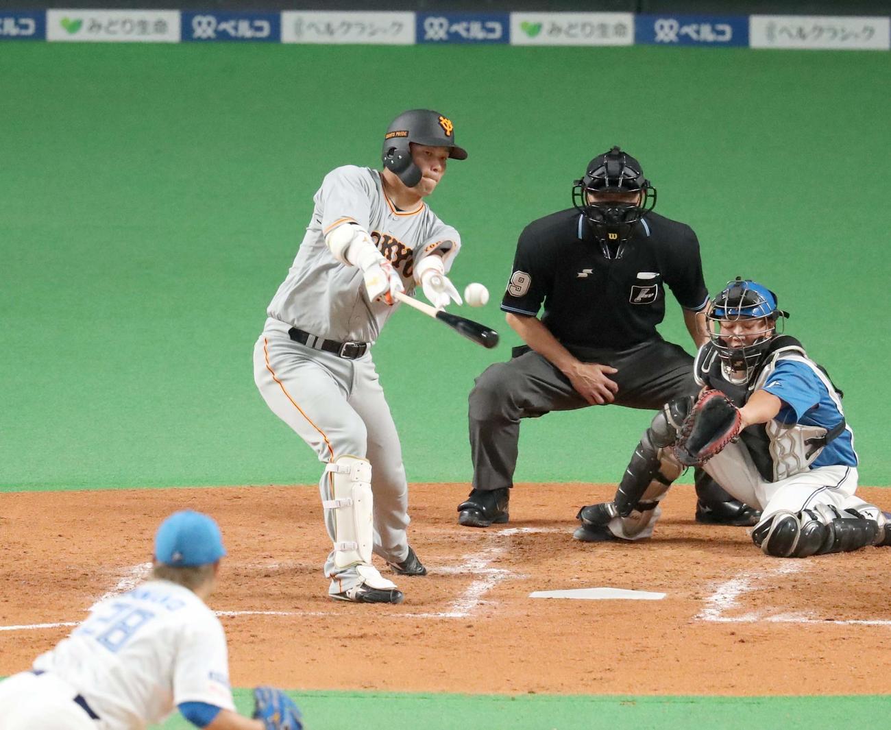 日本ハム対巨人　5回表巨人2死、中前打を放つ大城（撮影・黒川智章）