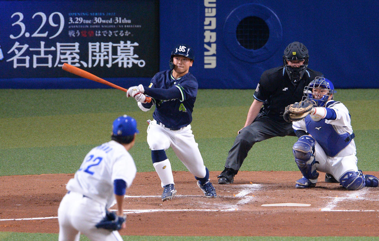 オープン戦中日対ヤクルト　3回表ヤクルト無死、右二塁打を放つ丸山（撮影・森本幸一）
