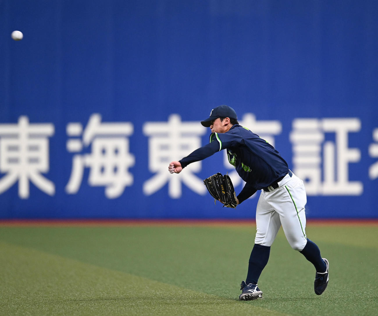 オープン戦中日対ヤクルト　7回裏中日無死一塁、福留の打球を捕球し三塁へ送球する丸山（撮影・森本幸一）