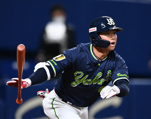ヤクルト２位丸山和郁が攻守で開幕１軍アピール 芯で捉えられていた 初安打に自慢の強肩も披露 プロ野球写真ニュース 日刊スポーツ