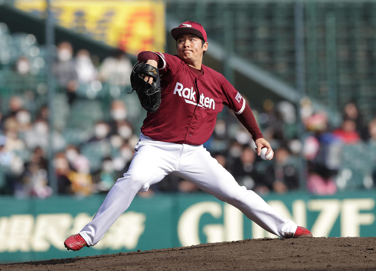 阪神対楽天　5回裏、楽天2番手で登板する松井裕（撮影・前田充）
