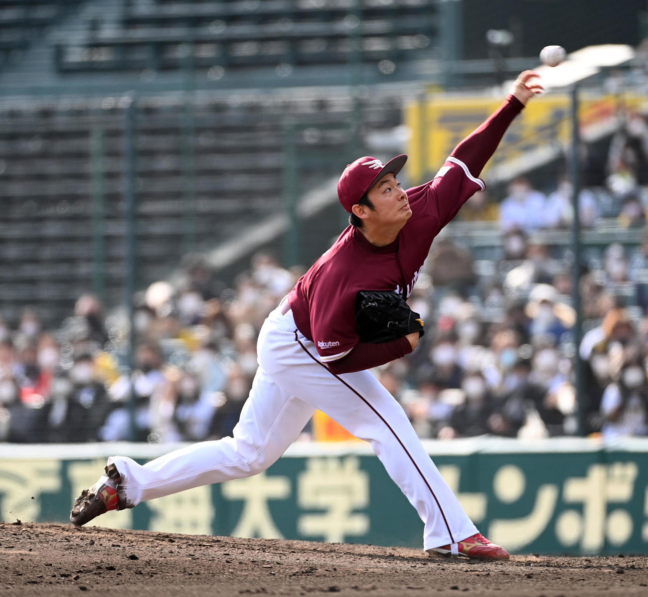 阪神対楽天　楽天2番手の松井（撮影・前岡正明）