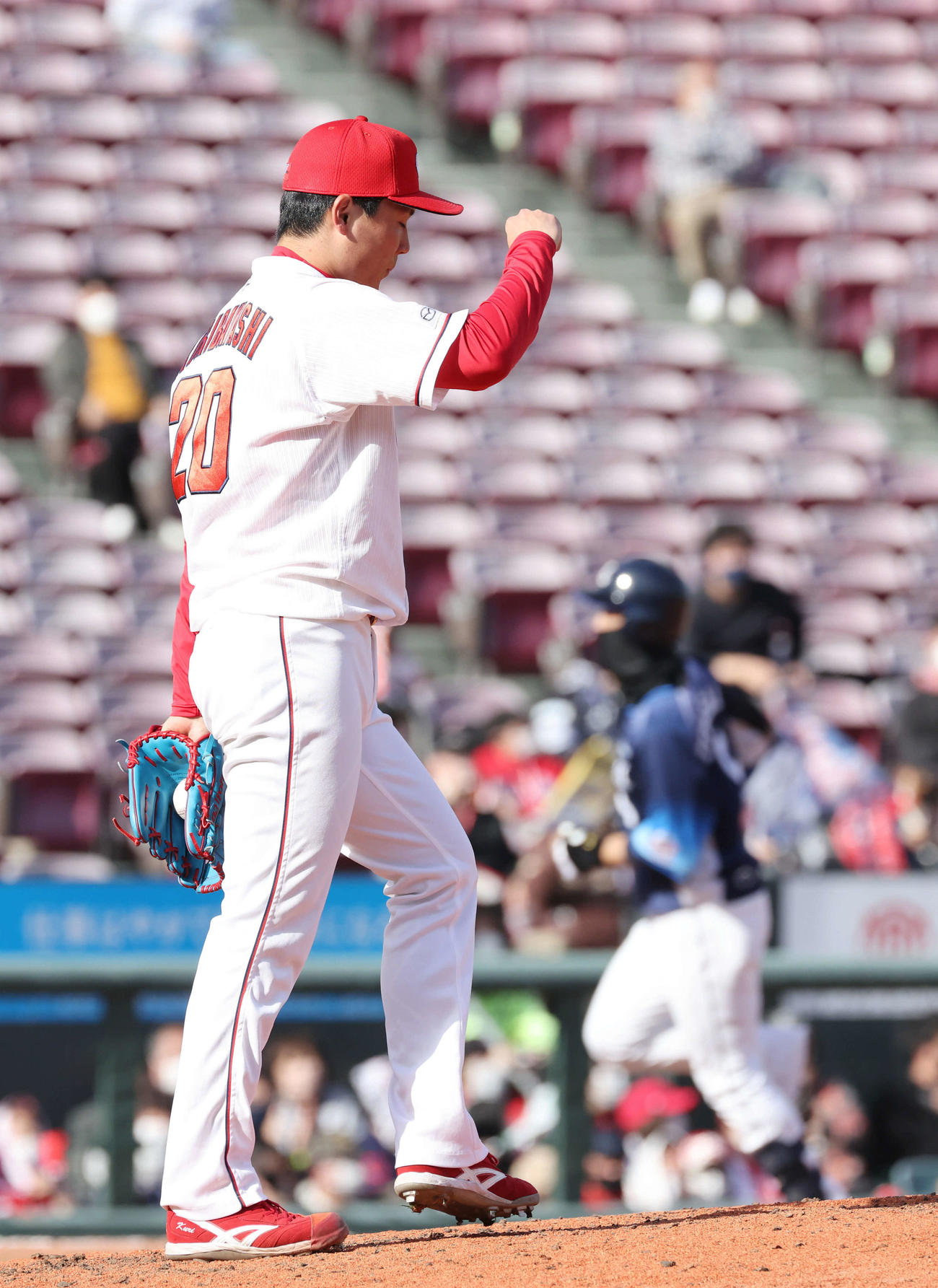 オープン戦広島対西武　9回表西武1死、外崎に中越え本塁打を打たれた栗林（撮影・加藤孝規）