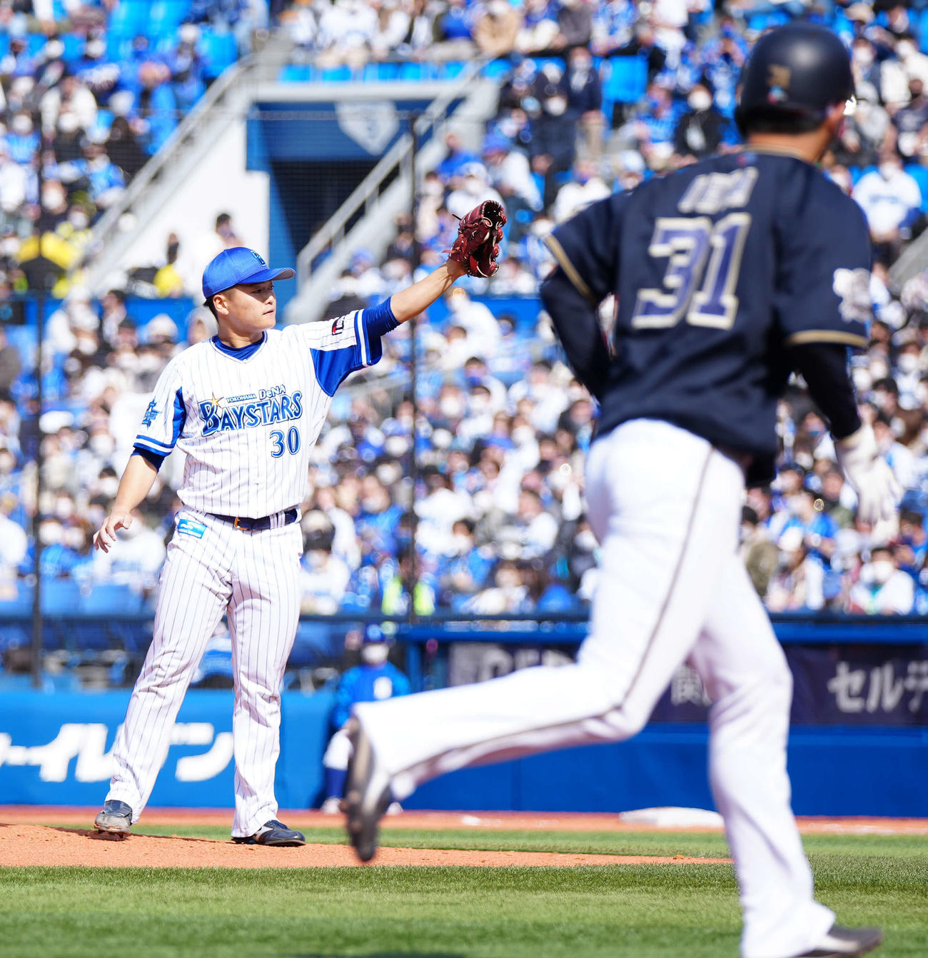 DeNA対オリックス　2回表オリックス1死満塁、渡部に押し出しの四球を与えた三浦（撮影・江口和貴）
