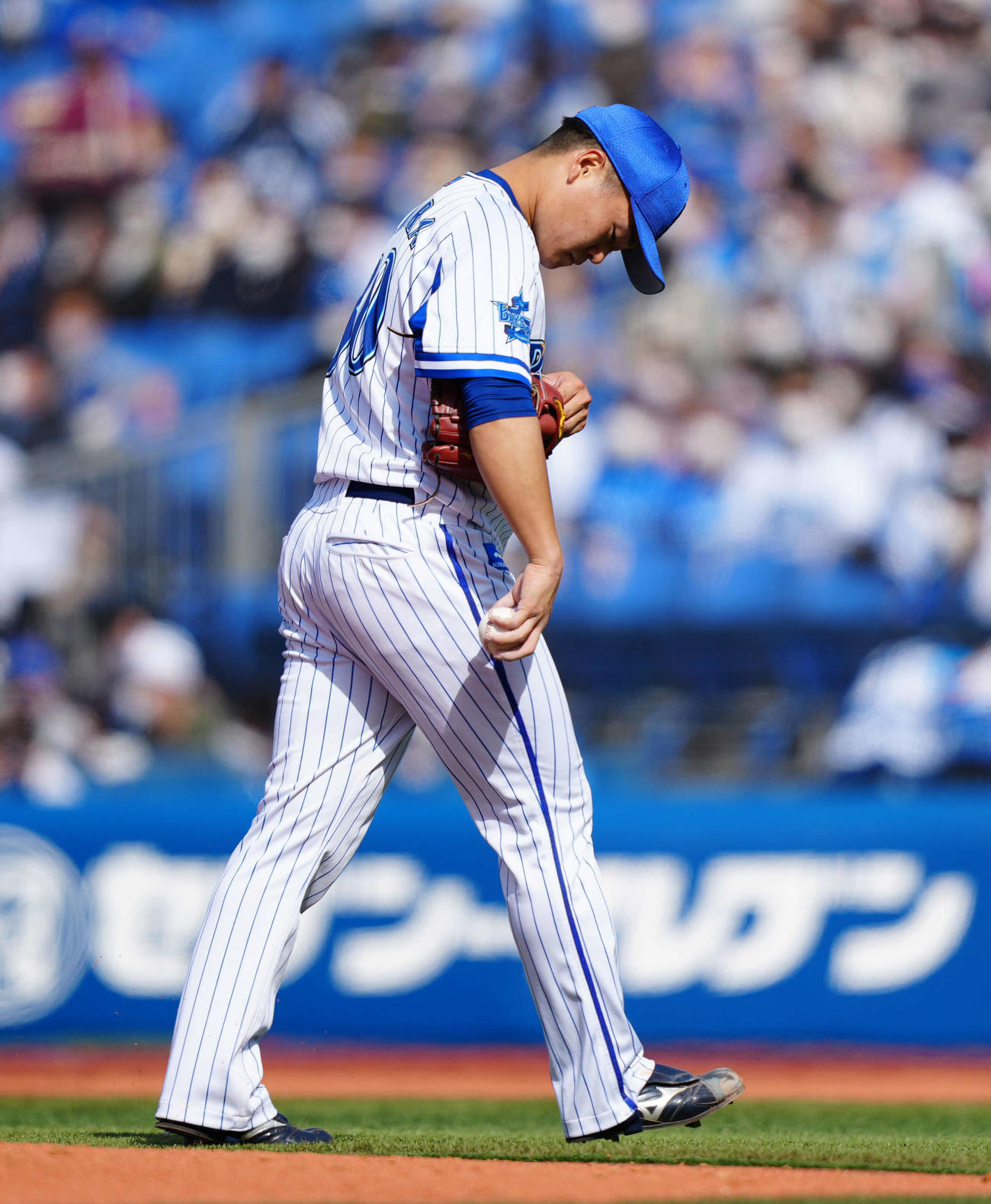 DeNA対オリックス　2回表途中で降板を告げられ、ベンチに引き揚げるDeNA先発の三浦（撮影・江口和貴）