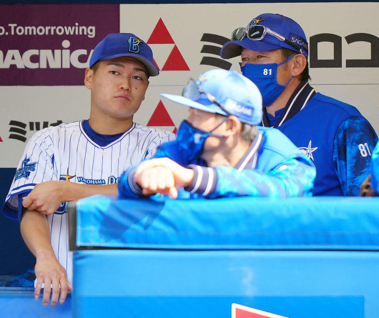 DeNA対オリックス　2回表途中で降板し、ベンチでDeNA三浦監督（右）から言葉をかけられる先発の三浦（撮影・江口和貴）