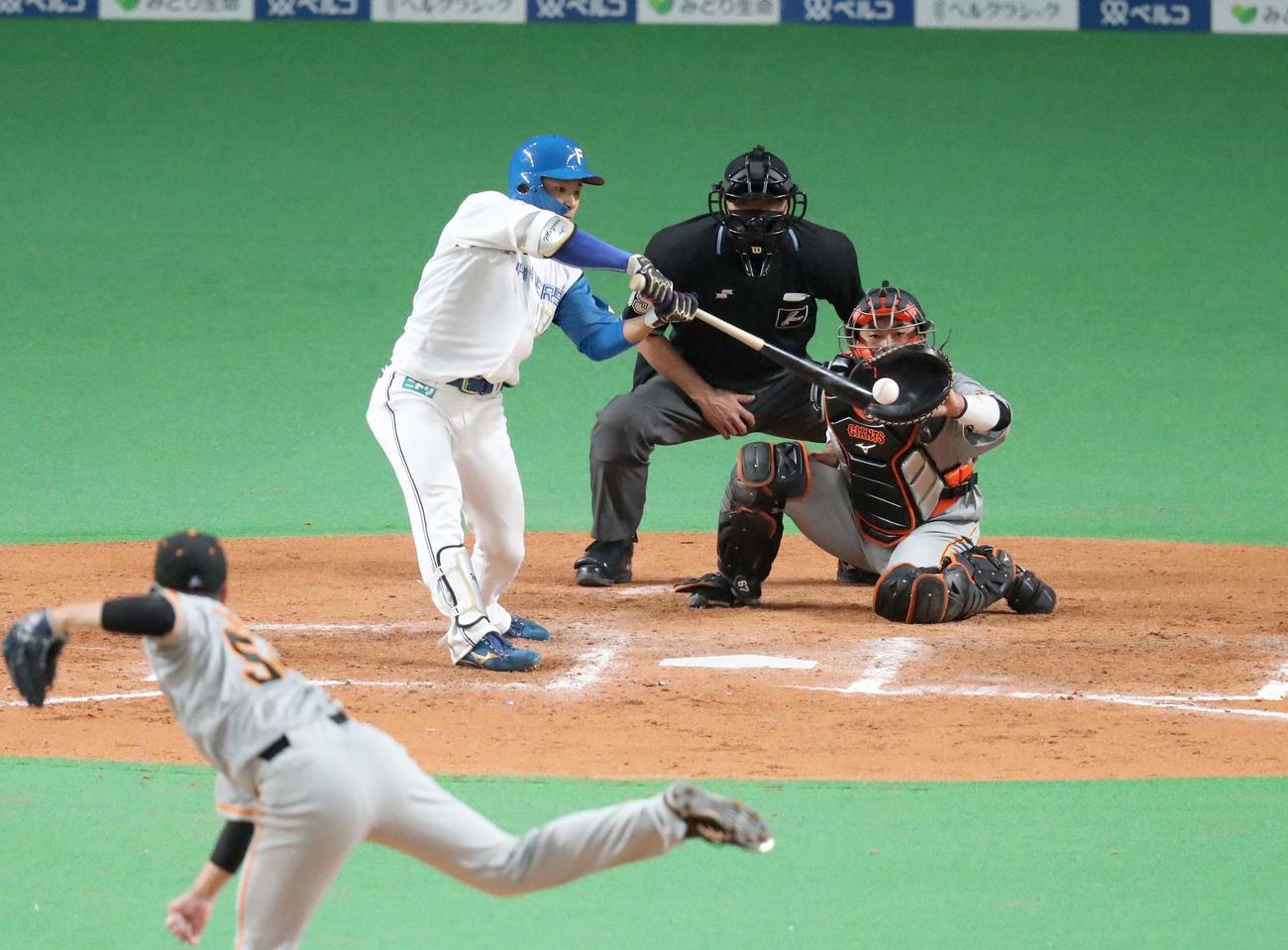 日本ハム対巨人　8回裏日本ハム1死二、三塁、左前2点適時打を放つ水野（撮影・黒川智章）