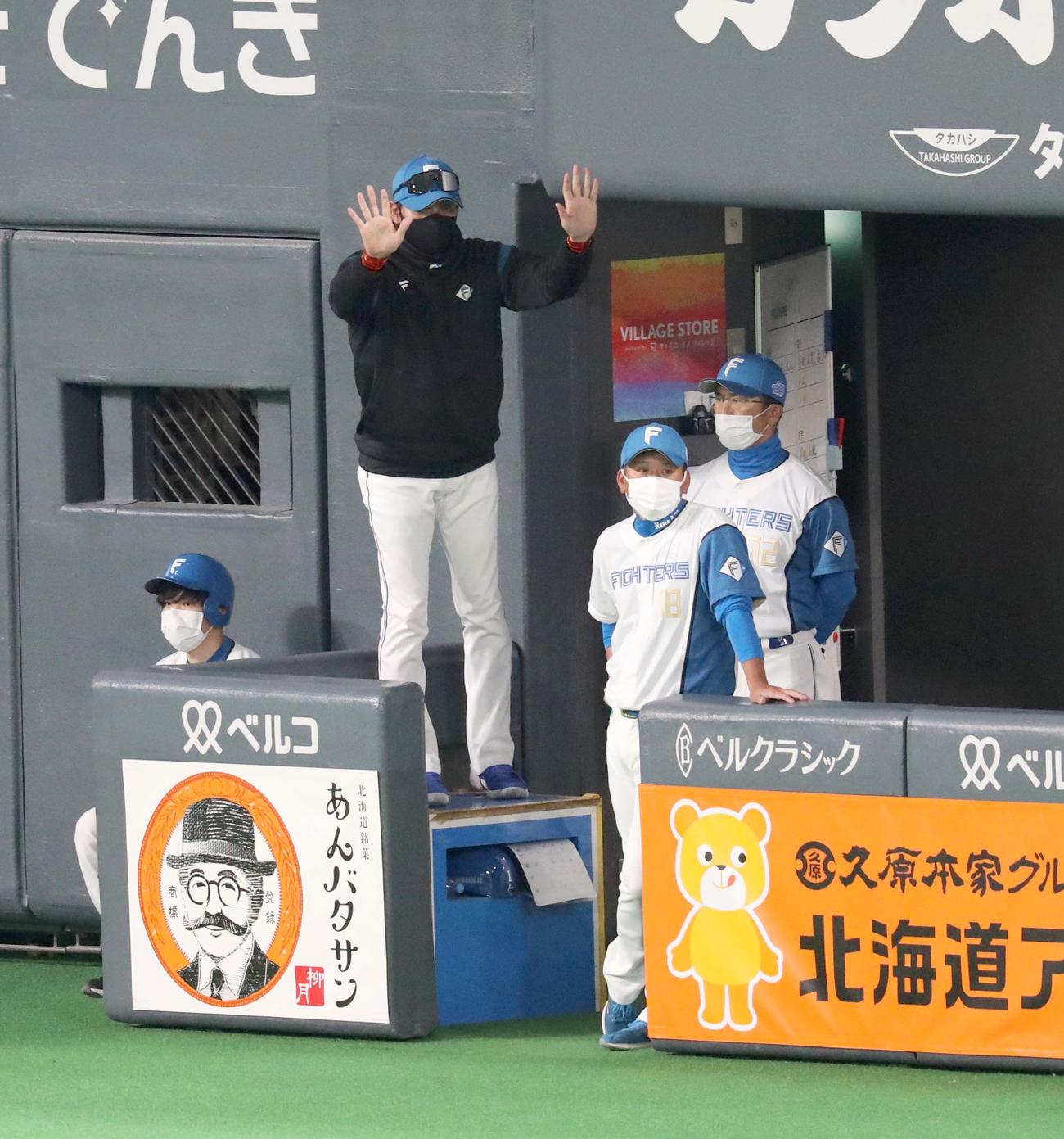 日本ハム対巨人　8回表、野手に指示を出す日本ハム新庄監督（撮影・黒川智章）