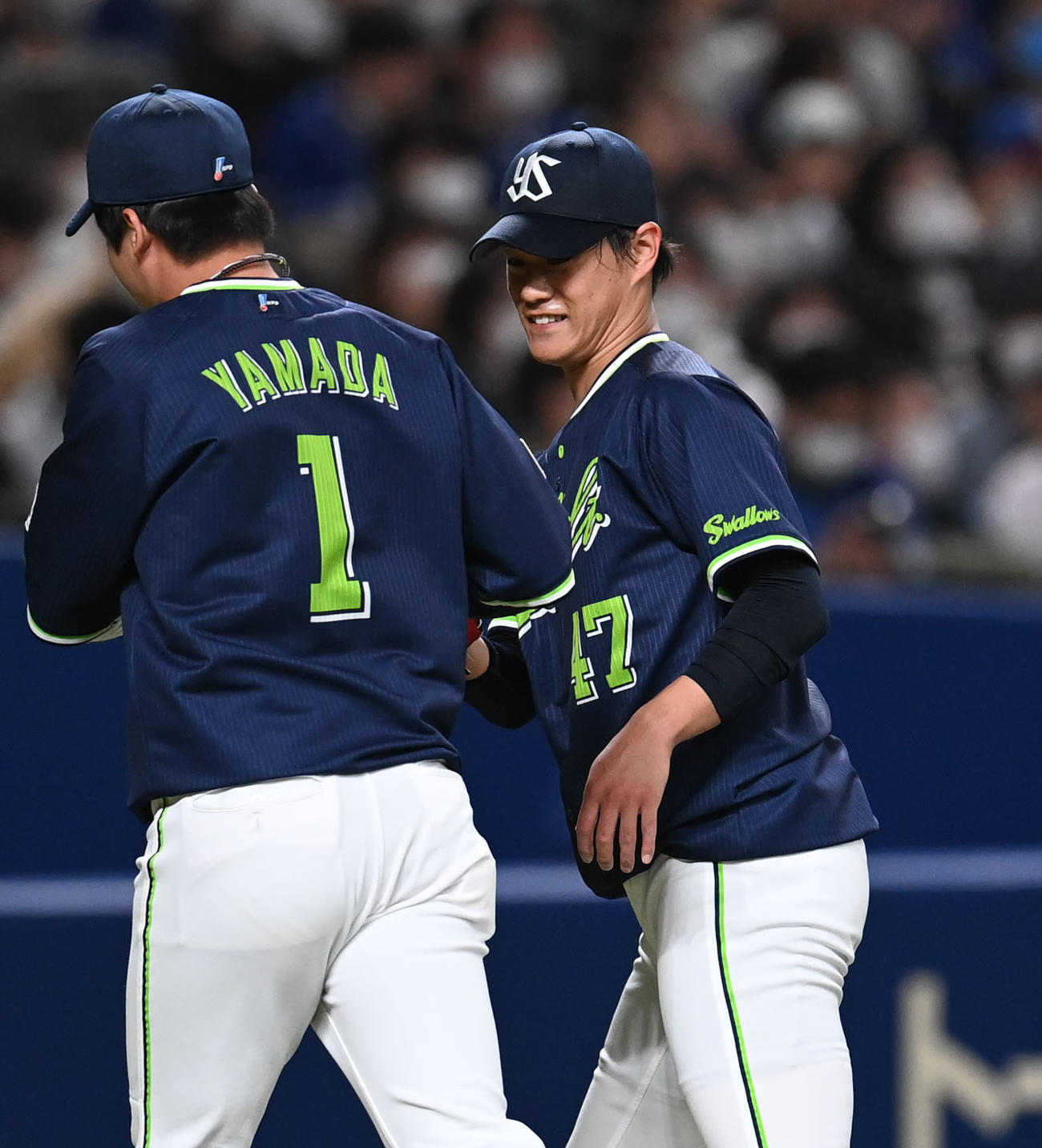 オープン戦中日対ヤクルト　2回裏中日攻撃終了、山田（左）を迎えベンチへ戻る先発の高橋（右）（撮影・森本幸一）