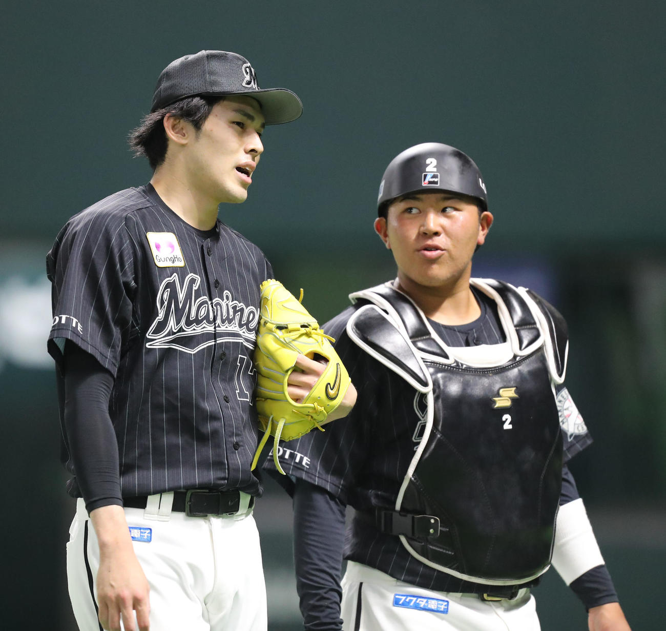 ソフトバンク対ロッテ　5回裏を投げ終え、松川（右）と話しながらベンチに戻る佐々木朗（撮影・屋方直哉）