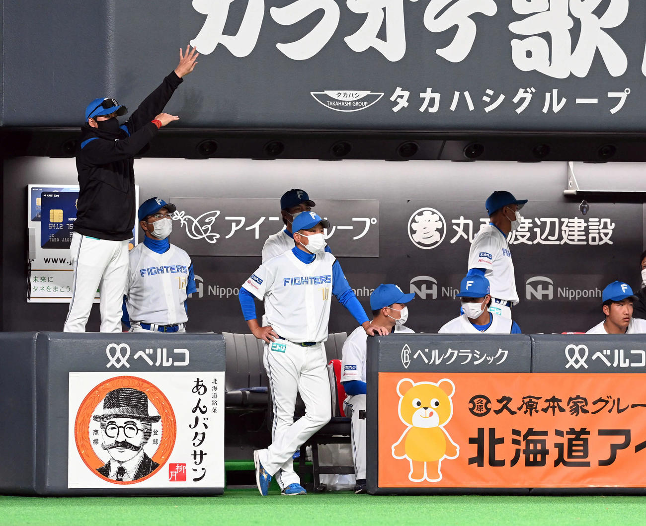 日本ハム対巨人　7回表、守備陣に指示を出す日本ハム新庄監督（左）（撮影・たえ見朱実）