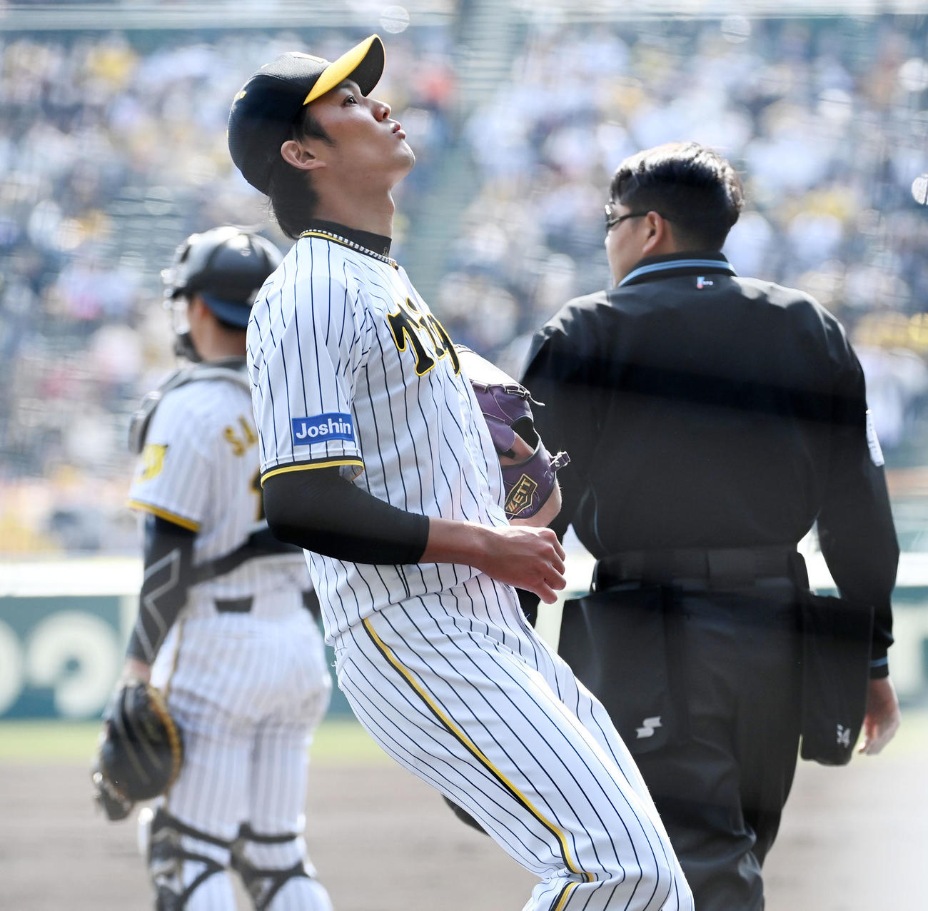 阪神対楽天　1回表楽天無死満塁、銀次に中前適時打を打たれる阪神藤浪（撮影・前岡正明）
