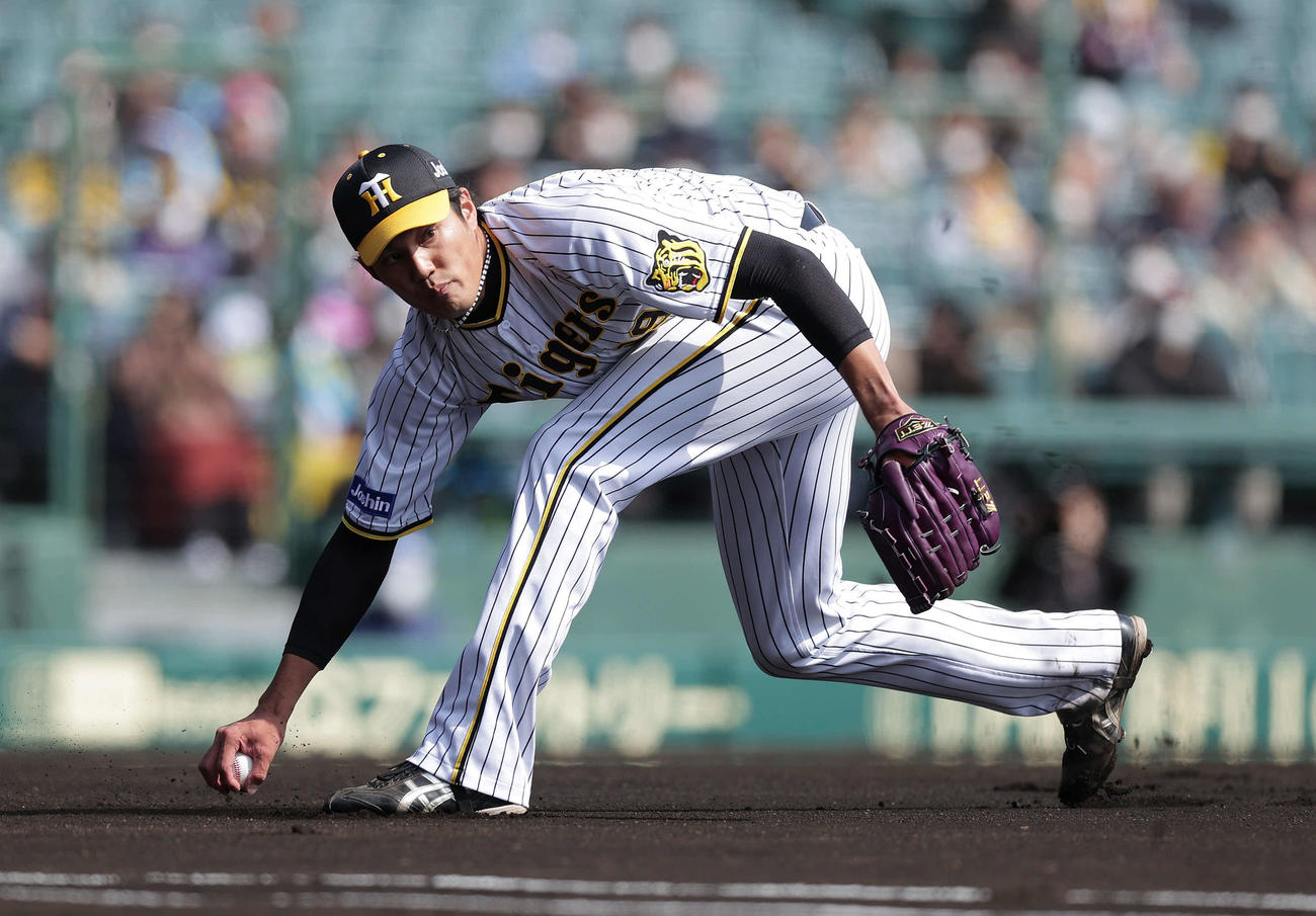 阪神対楽天　1回表楽天無死一、二塁、山崎のバントゴロをはじき失策する藤浪（撮影・前田充）