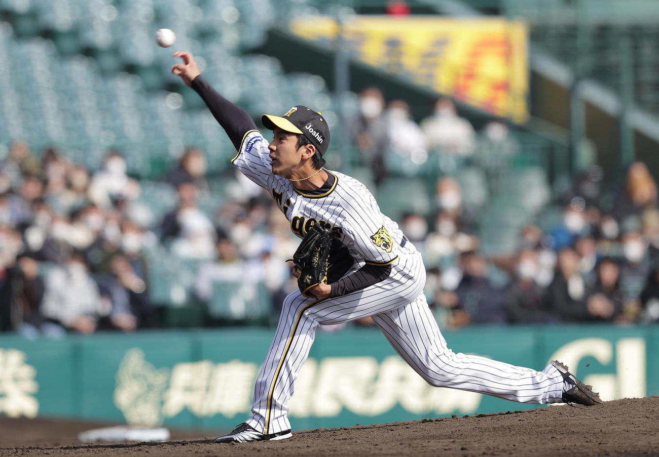 阪神対楽天　5回表、阪神2番手で登板する小野（撮影・前田充）