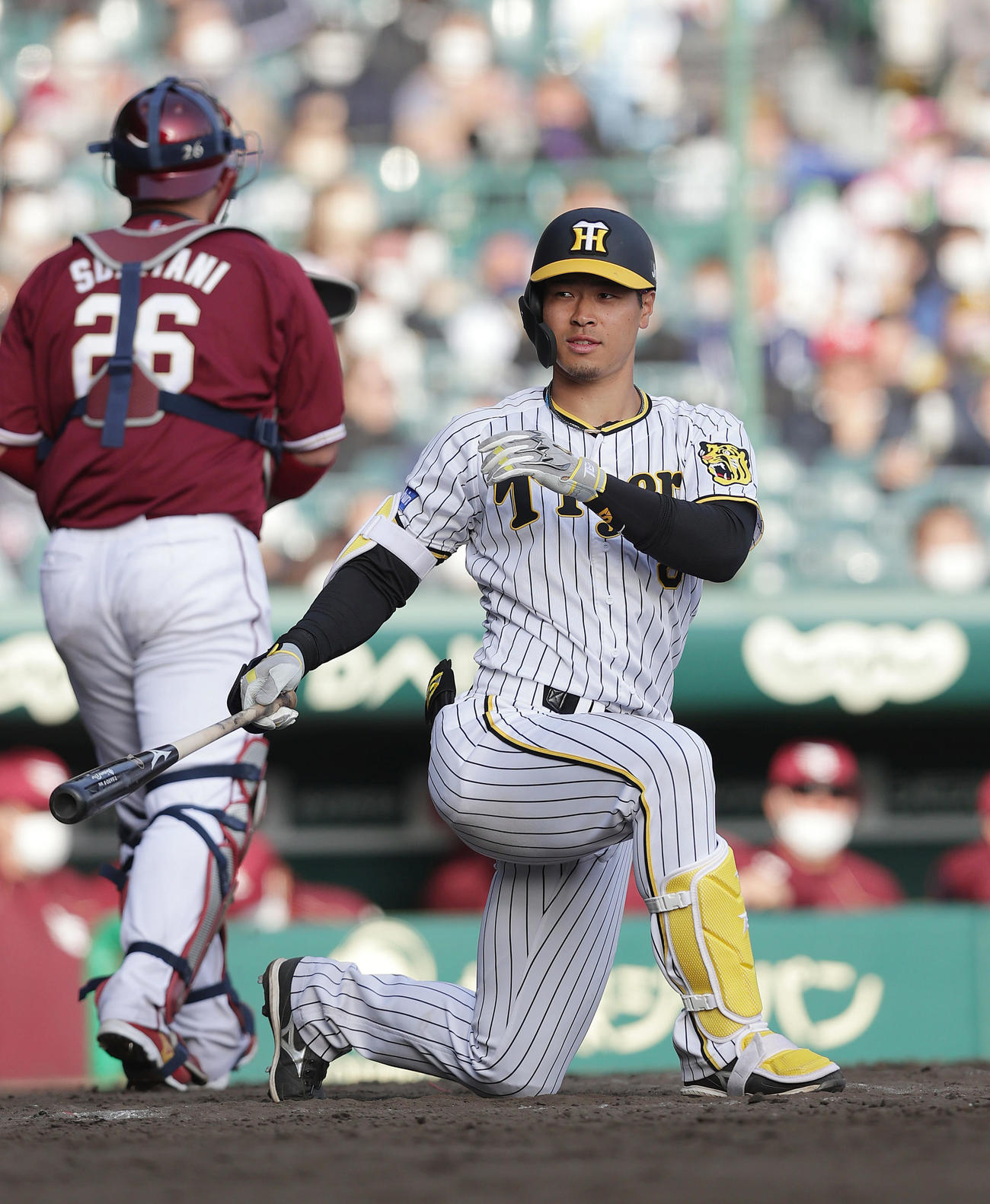 阪神対楽天　8回裏阪神2死一塁、空振り三振に倒れる佐藤輝（撮影・前田充）
