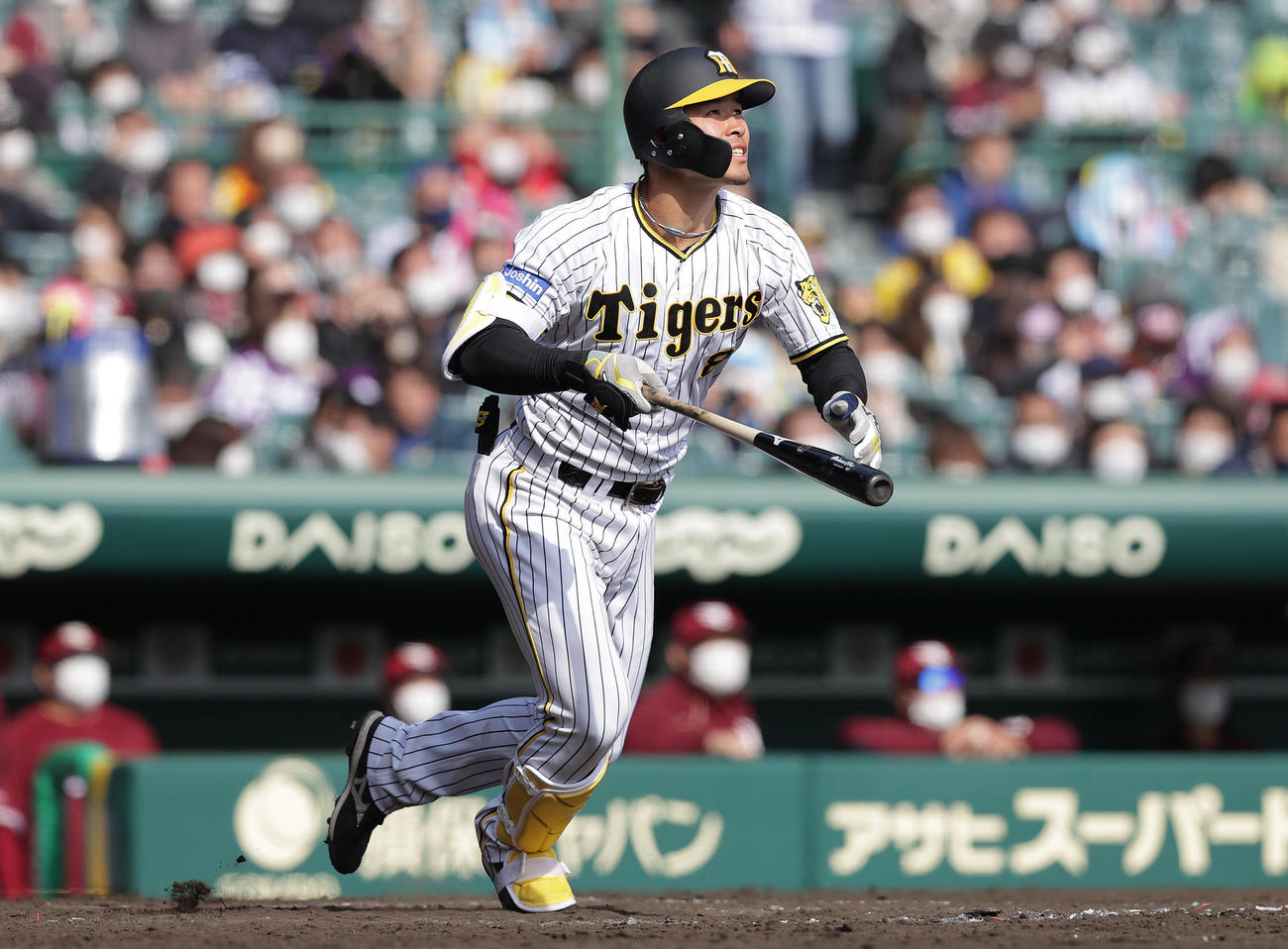 阪神対楽天　4回裏阪神無死、右飛に倒れる佐藤輝（撮影・前田充）