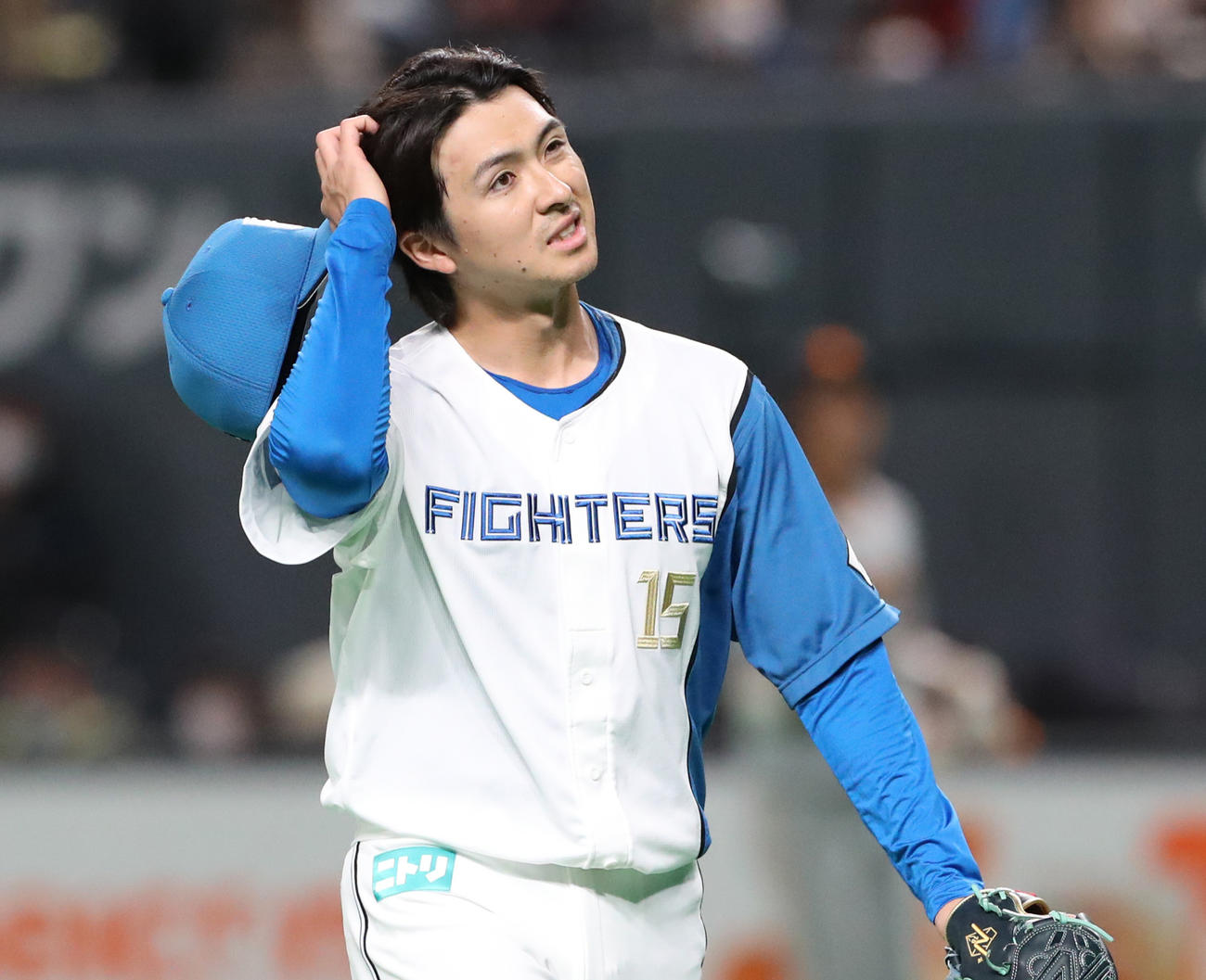 頭をかきながらベンチに戻る日本ハム上沢（撮影・佐藤翔太）