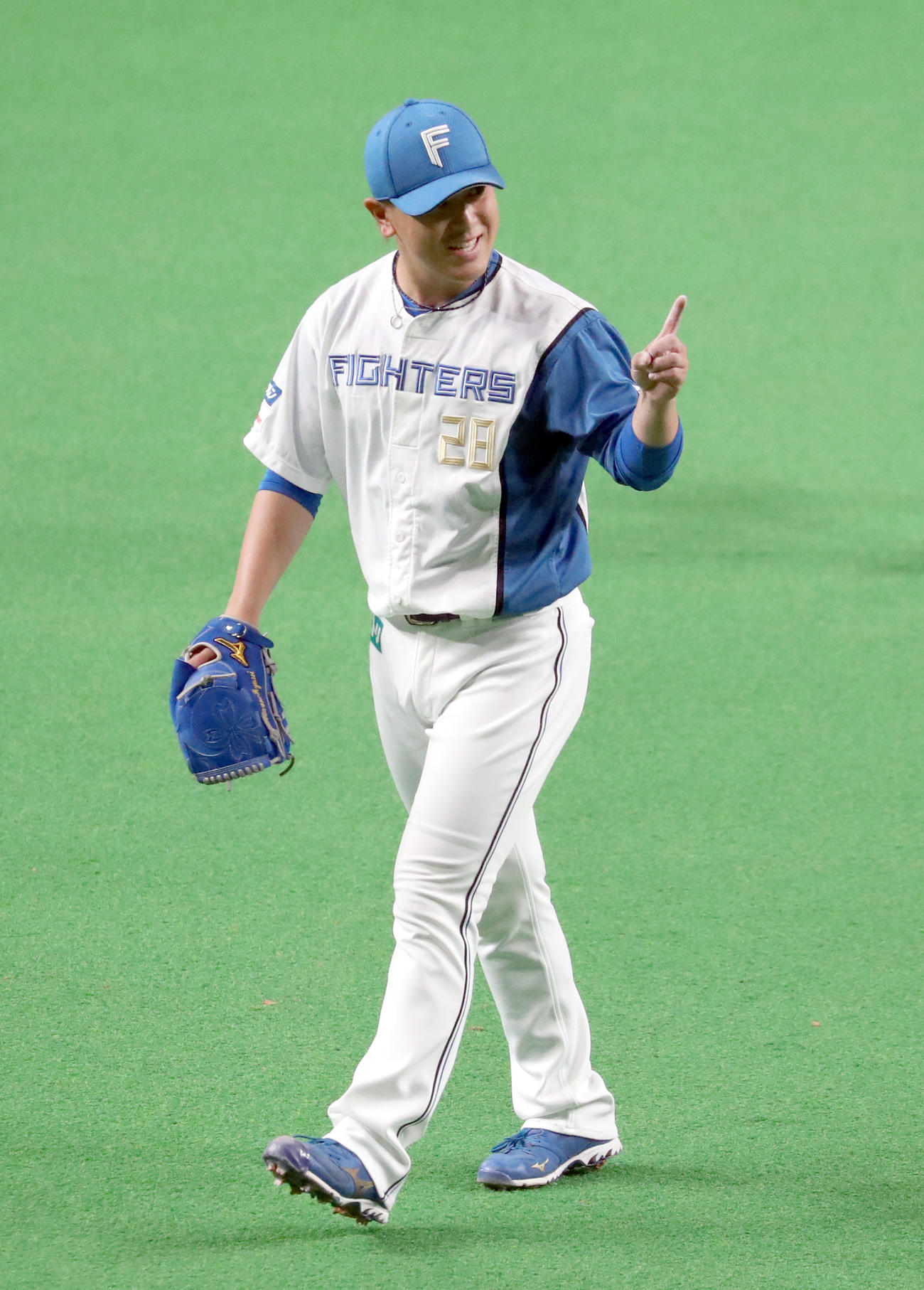 1回を無失点に抑え笑顔でベンチに戻る日本ハム河野（撮影・佐藤翔太）