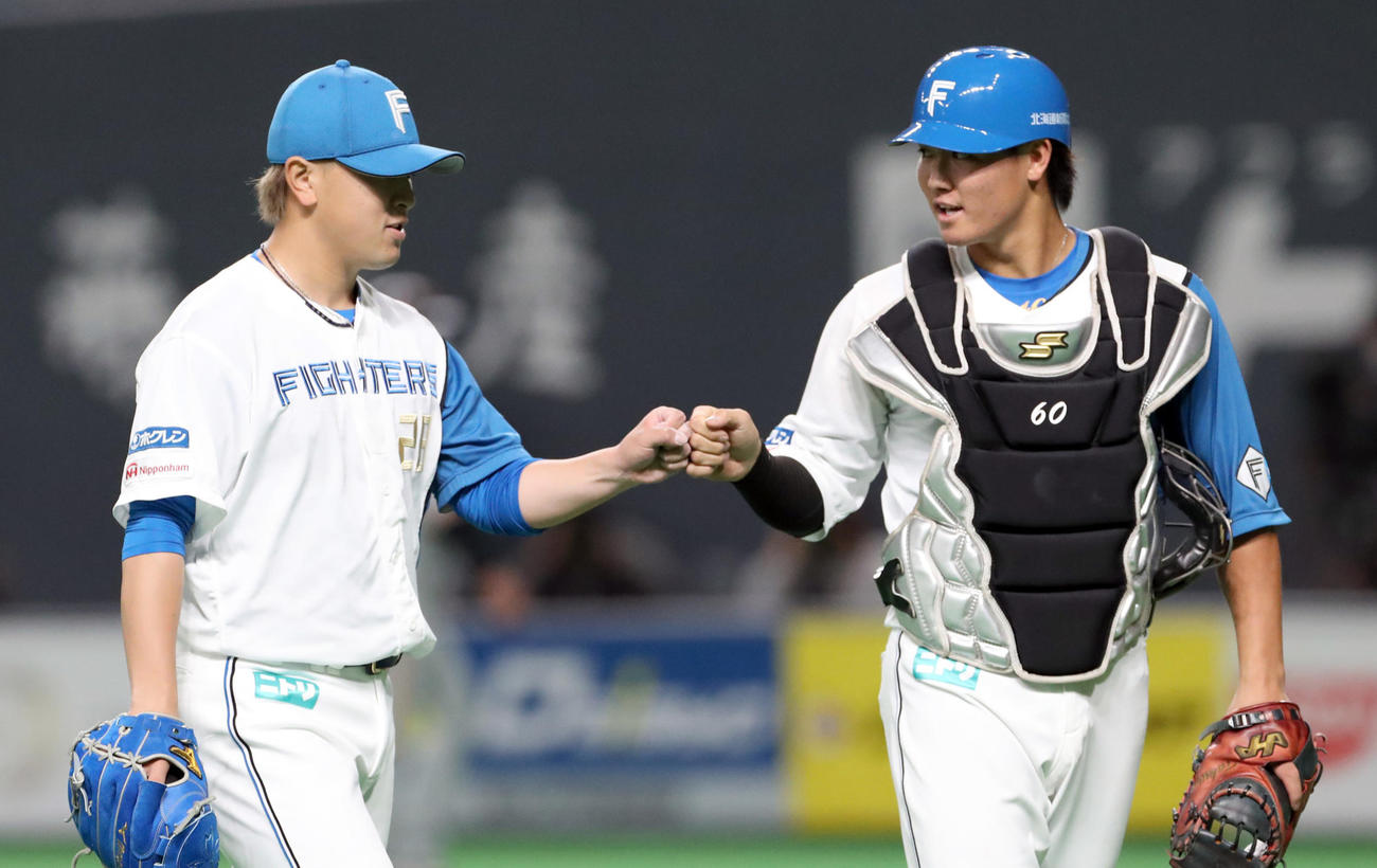グータッチを交わしながらベンチに戻る日本ハム河野（左）と郡（撮影・佐藤翔太）