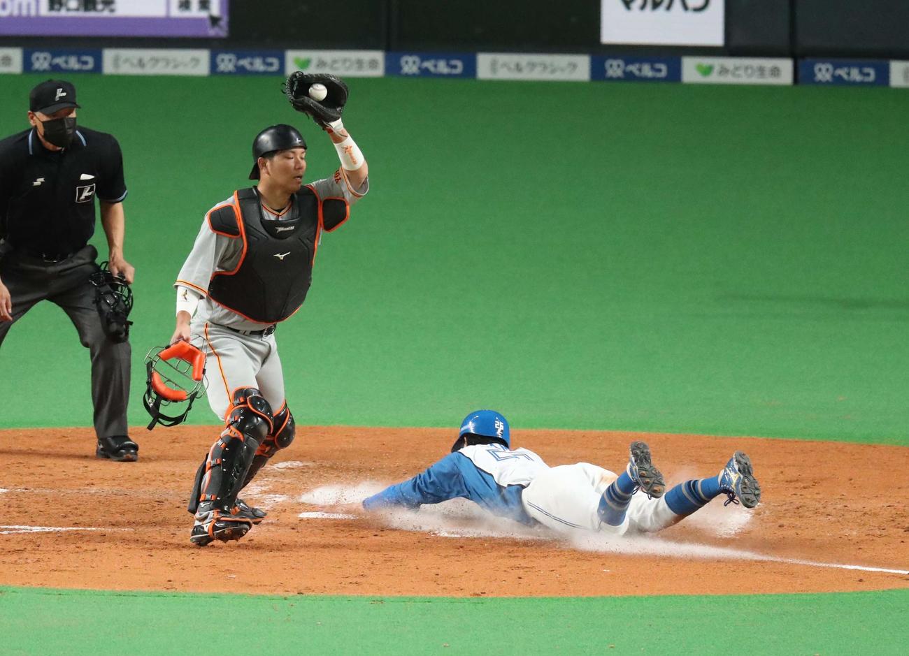 5回裏日本ハム1死二塁、細川の右飛で三塁にタッチアップした浅間（右）。送球がそれた間に生還（撮影・黒川智章）