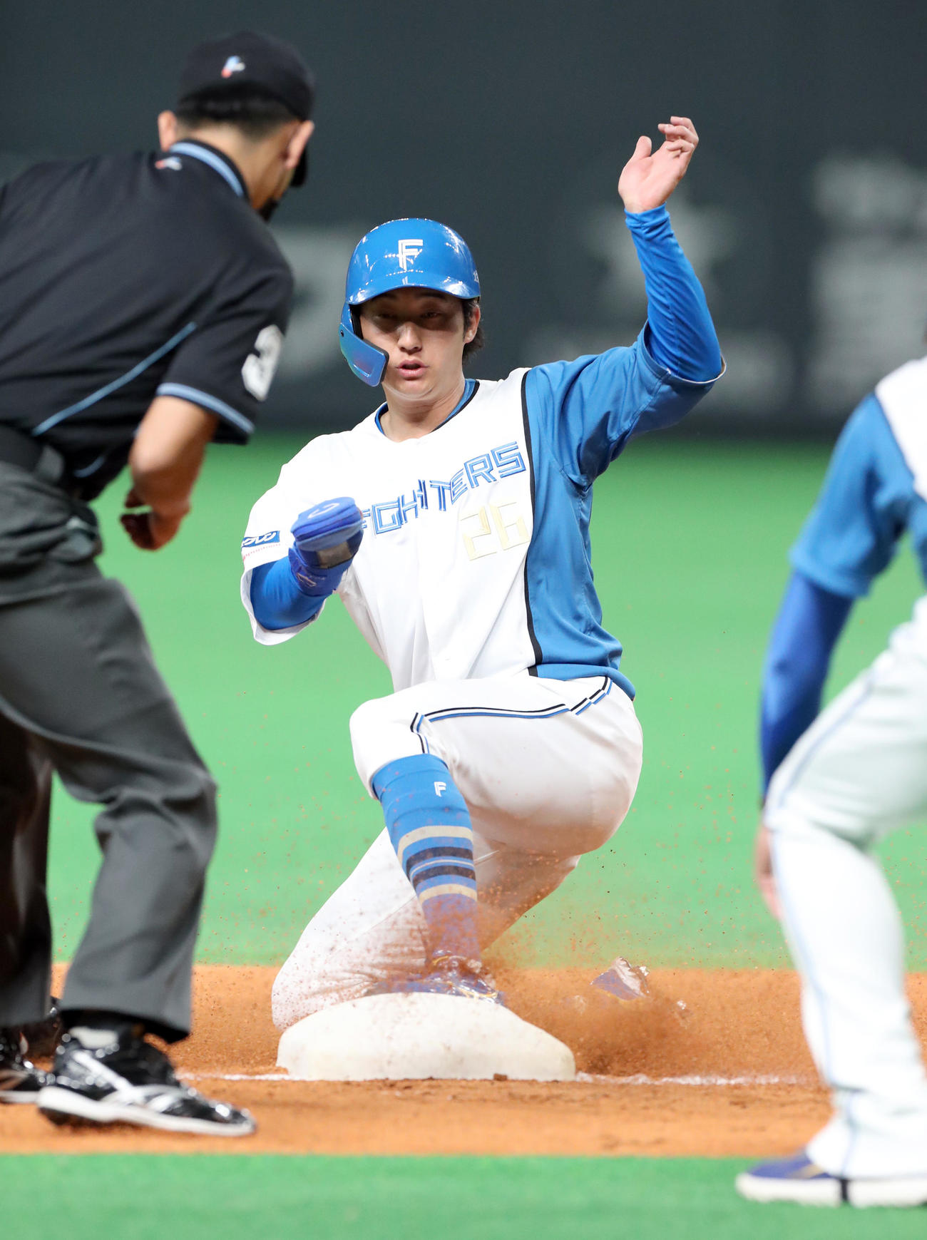 5回裏日本ハム1死二塁、細川の右飛で三塁に進む浅間（撮影・佐藤翔太）