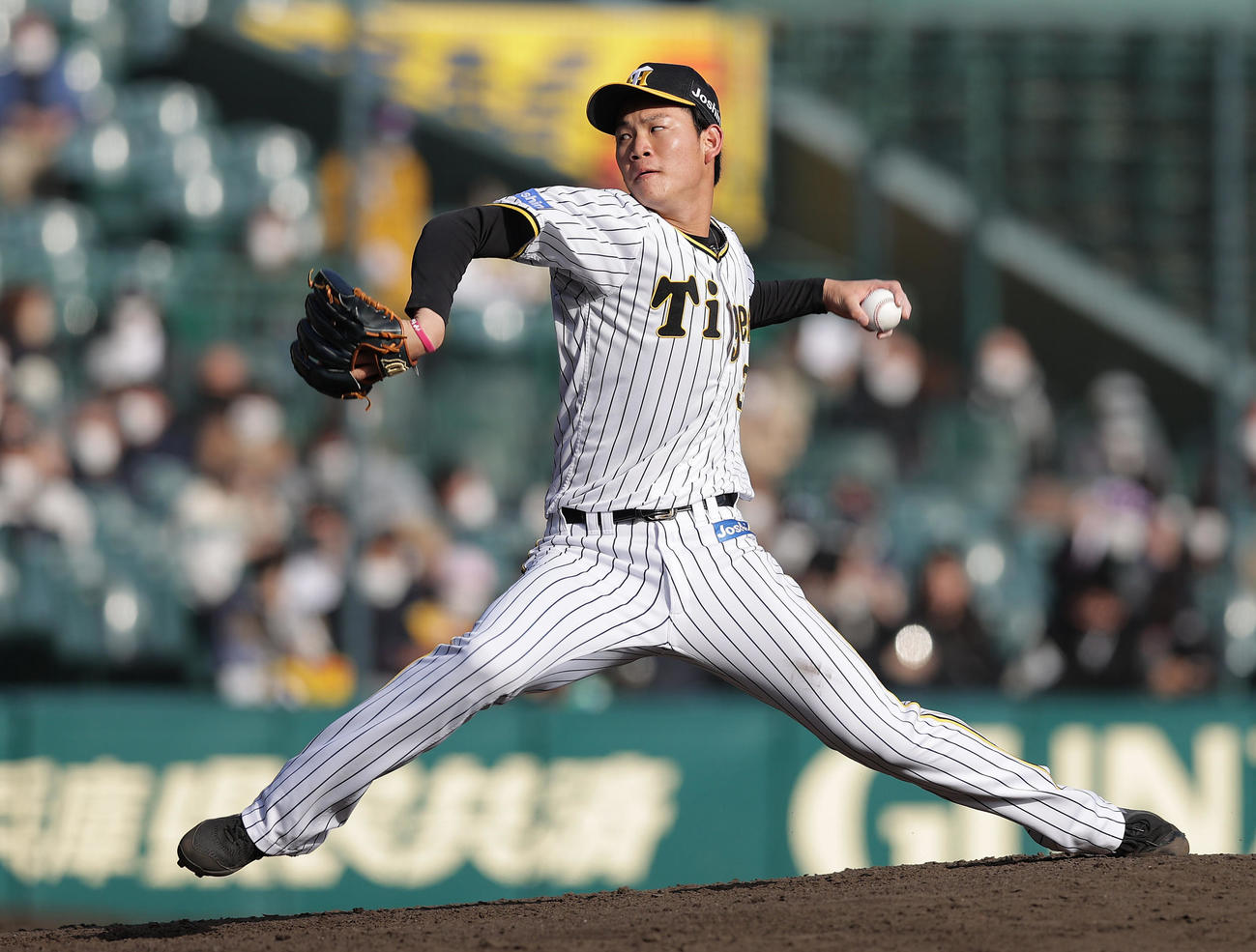 阪神対楽天　8回表、阪神4番手で登板する及川（撮影・前田充）
