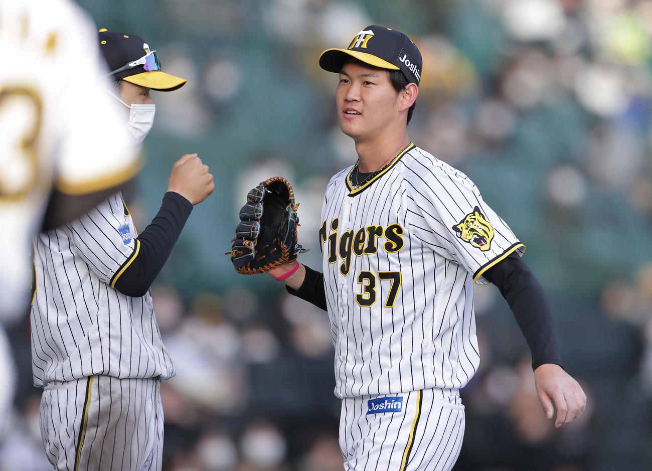 阪神対楽天　9回表を投げ終え、ベンチへ戻る阪神及川（撮影・前田充）