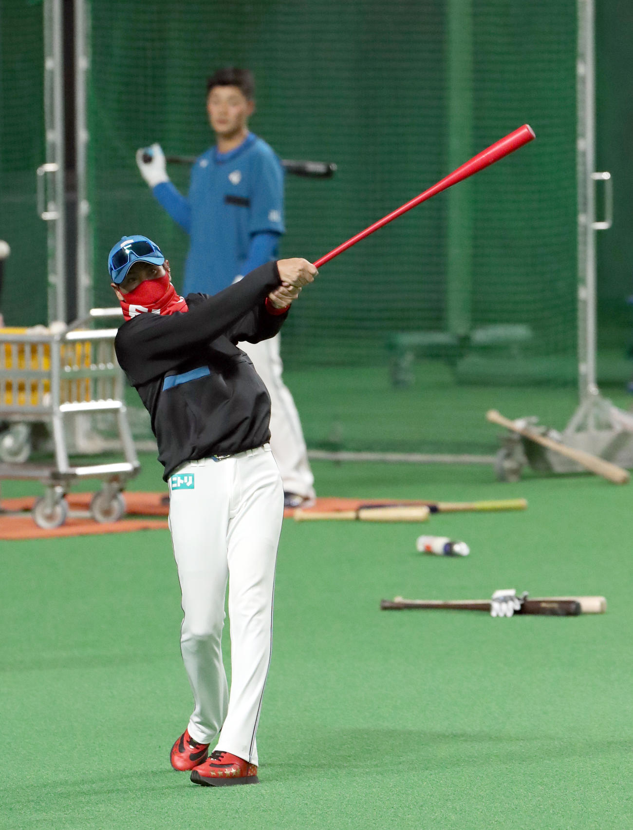 日本ハム対巨人　試合前、ロングティーをする日本ハム新庄監督。左奥はそれを見つめる清宮（撮影・佐藤翔太）