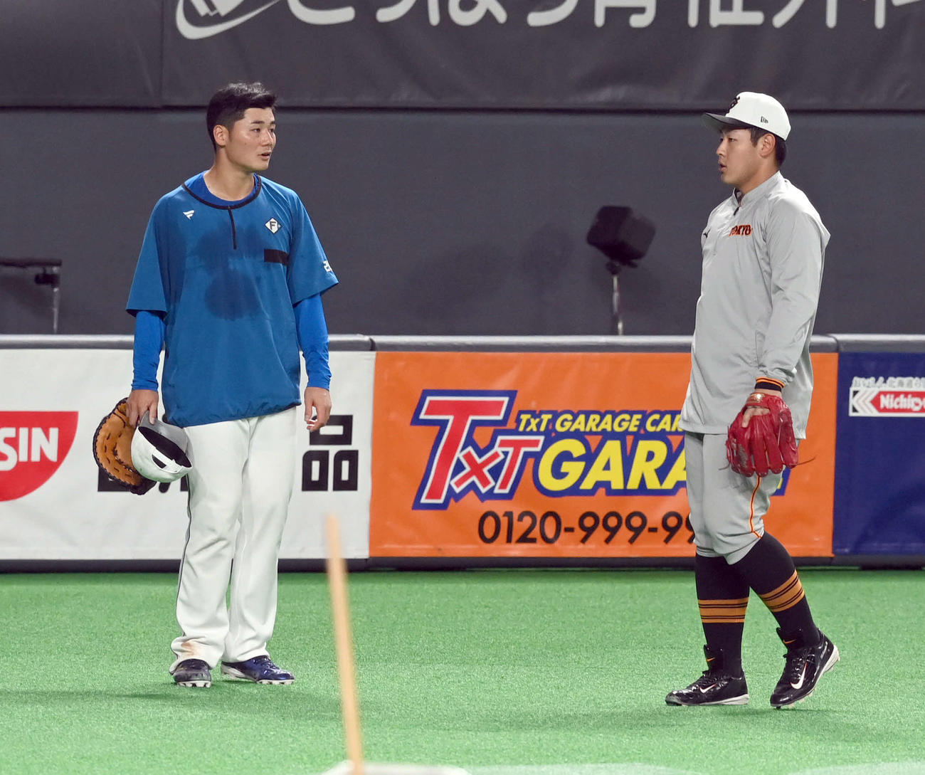 日本ハム対巨人　試合前、巨人岡本和（右）と話をする日本ハム清宮（撮影・たえ見朱実）