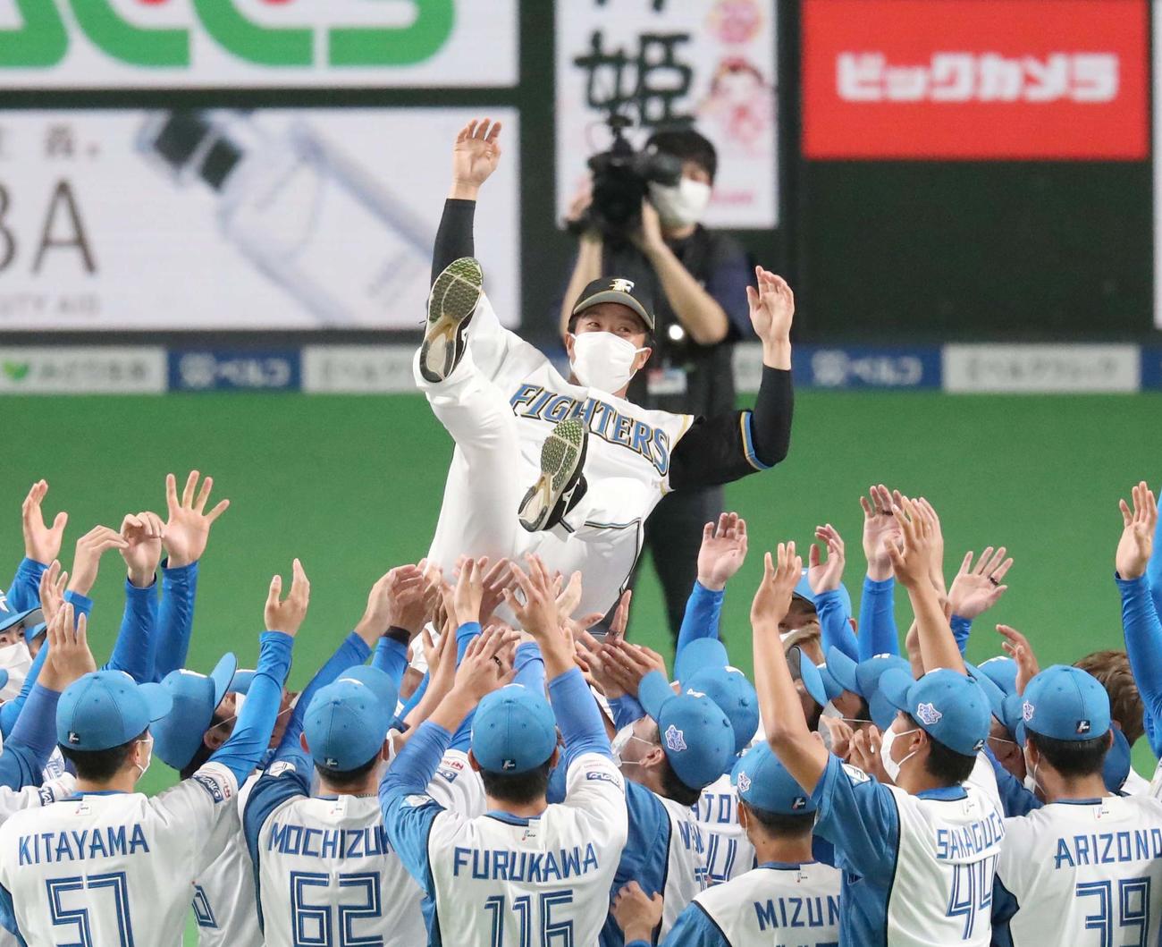 日本ハム対巨人　引退セレモニーで胴上げされる鶴岡氏（撮影・黒川智章）