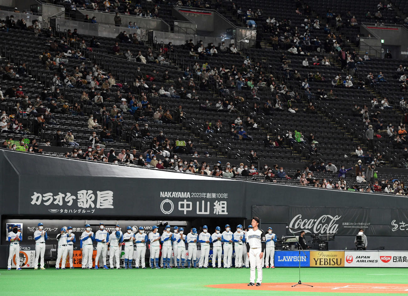 引退セレモニーであいさつする日本ハム鶴岡（撮影・たえ見朱実）