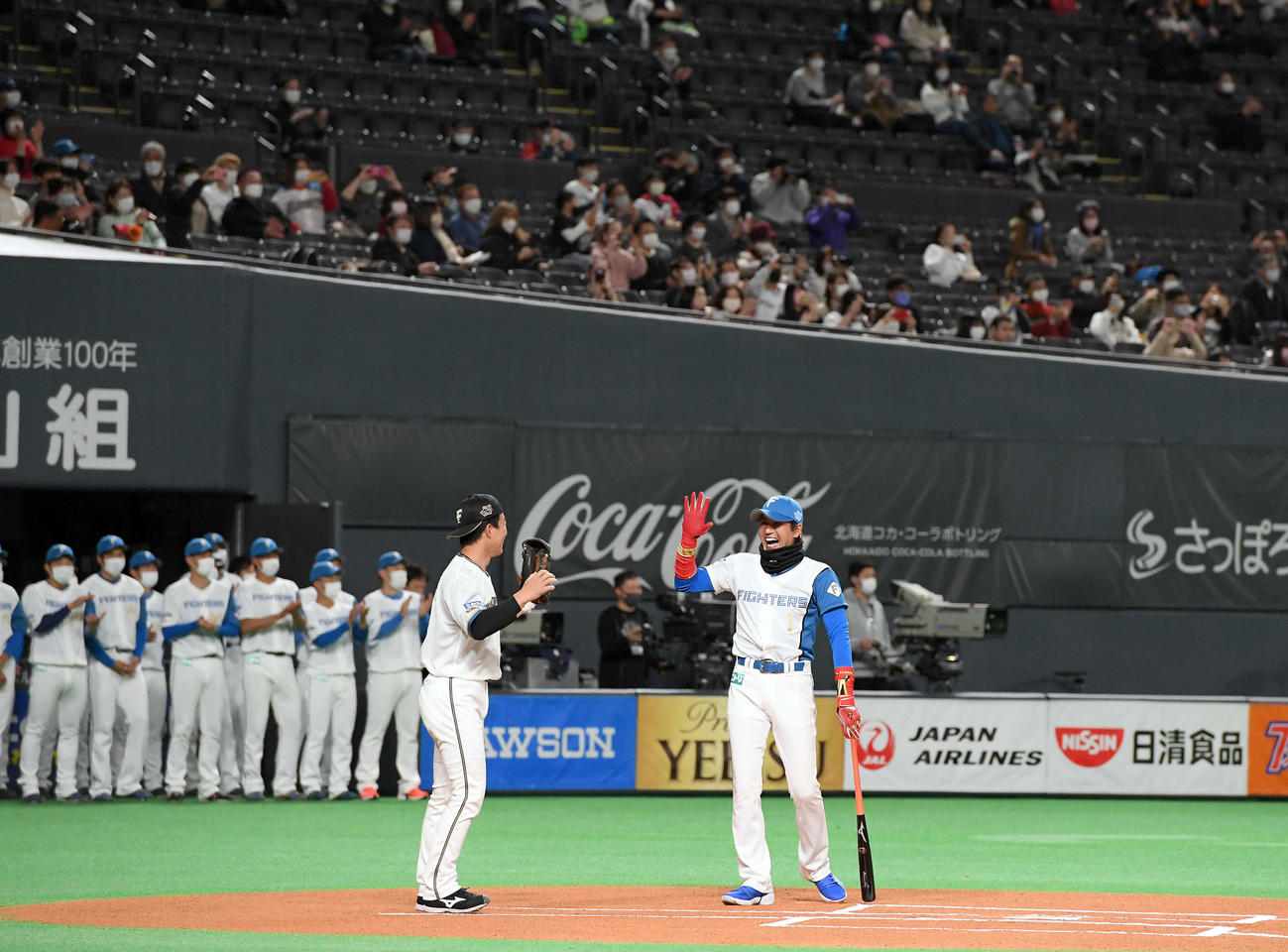引退した日本ハム鶴岡（左）のラストピッチセレモニーで打席に立った新庄監督（撮影・たえ見朱実）