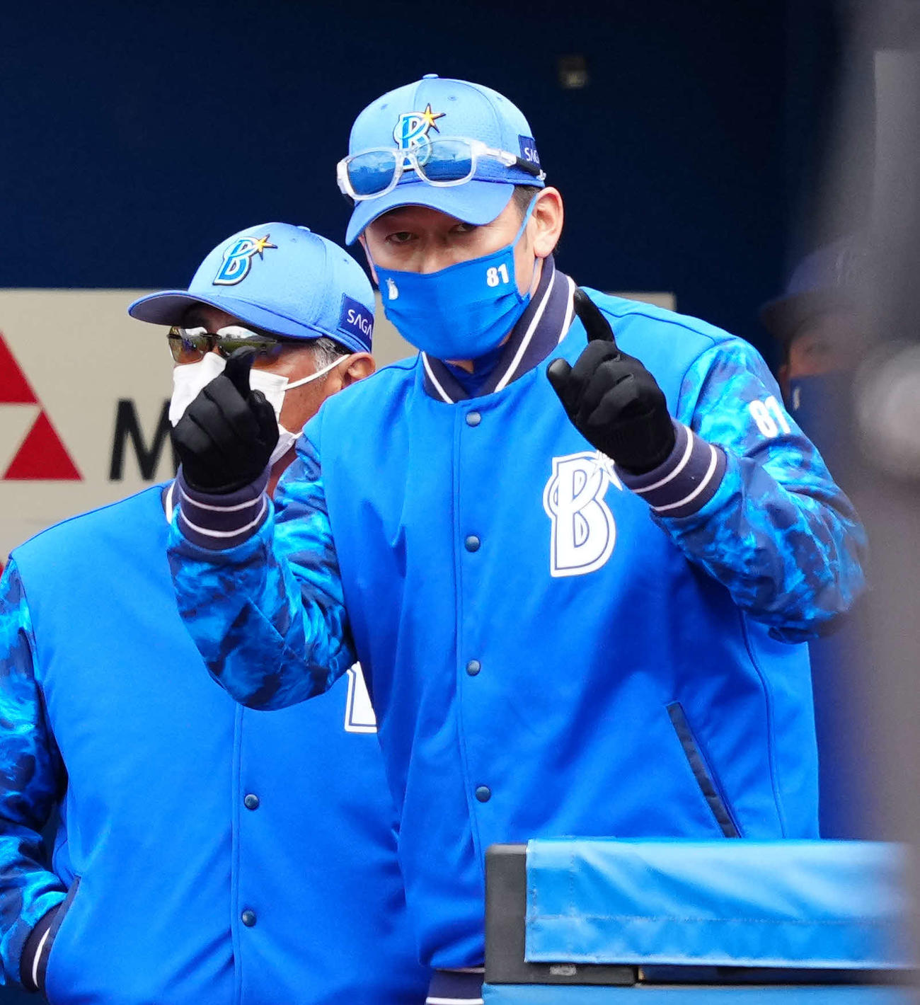 DeNA対オリックス　1回表オリックス1死一塁、福田の二塁盗塁成功の判定にリクエストする三浦監督（撮影・江口和貴）
