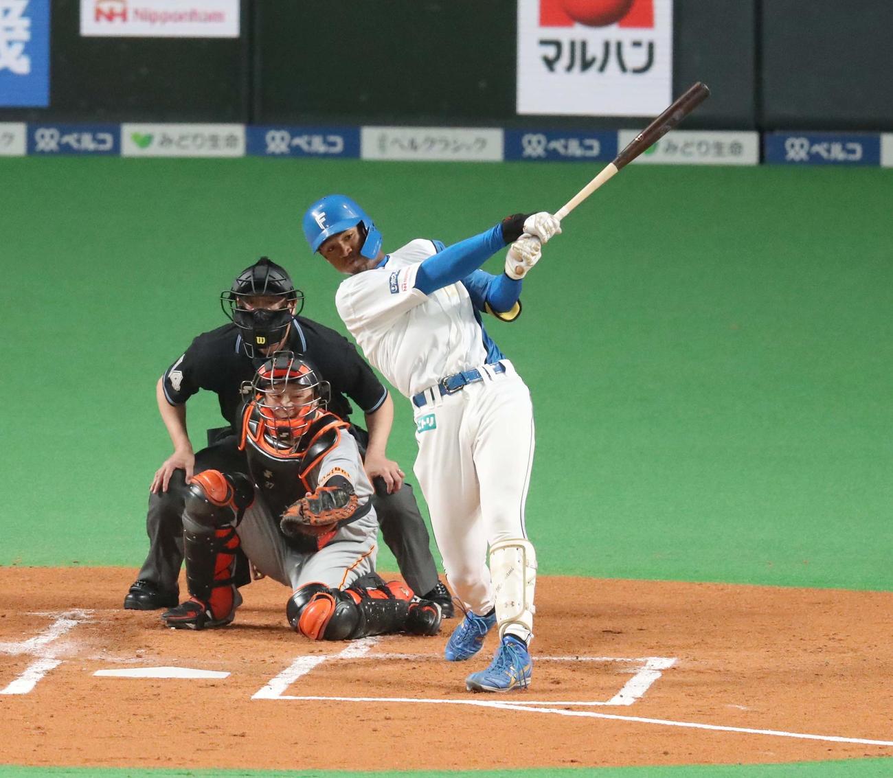 日本ハム対巨人　1回裏日本ハム無死二塁、左翼線に適時二塁打を放つ万波（撮影・黒川智章）
