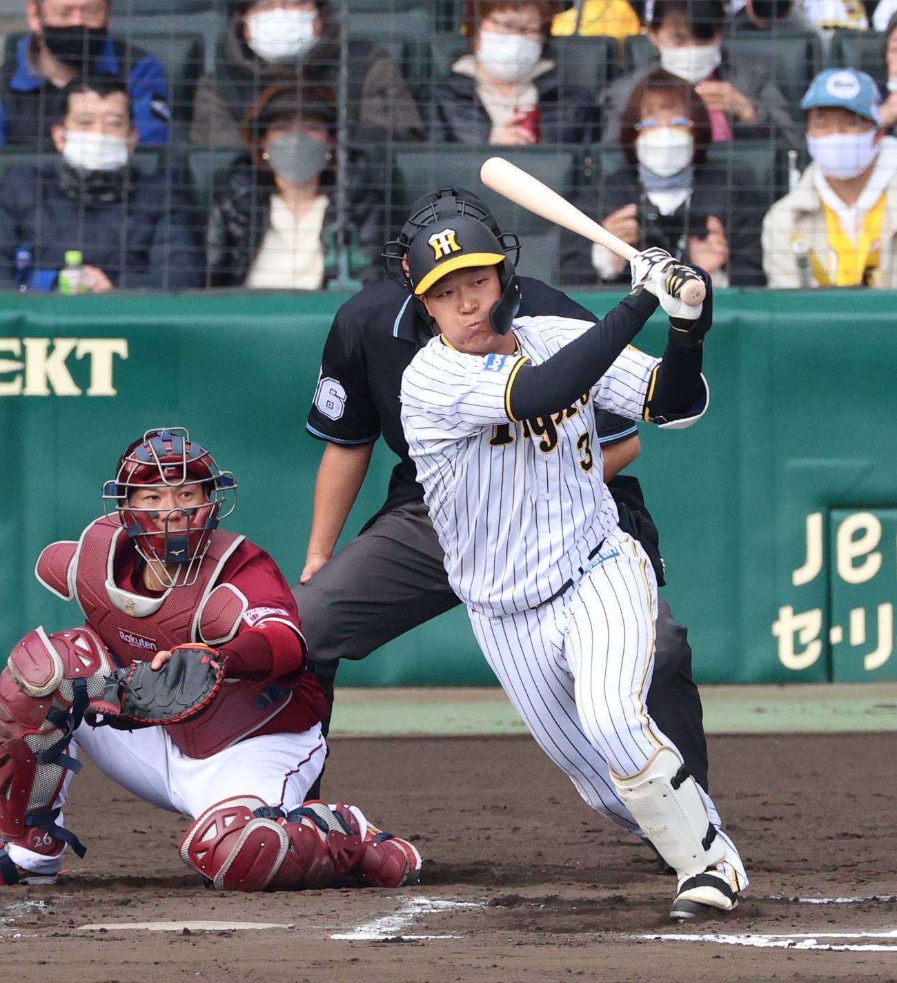 阪神対楽天オープン戦　6回裏阪神2死、大山は左前安打を放つ（撮影・上田博志）