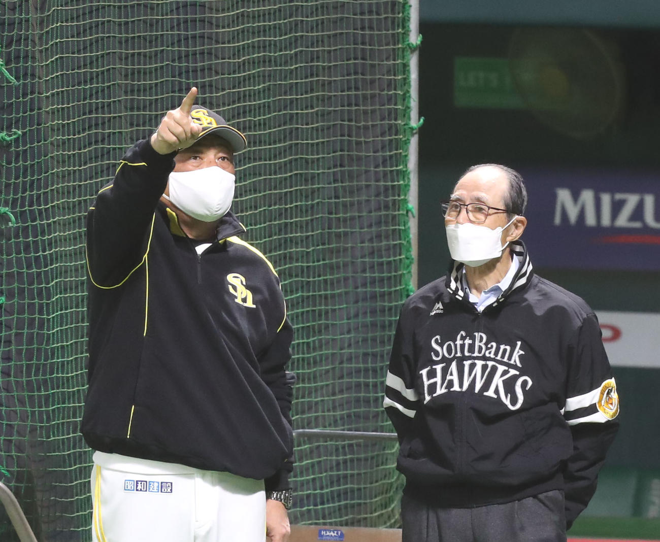試合前の全体練習で話をする藤本監督（左）と王球団会長（撮影・屋方直哉）