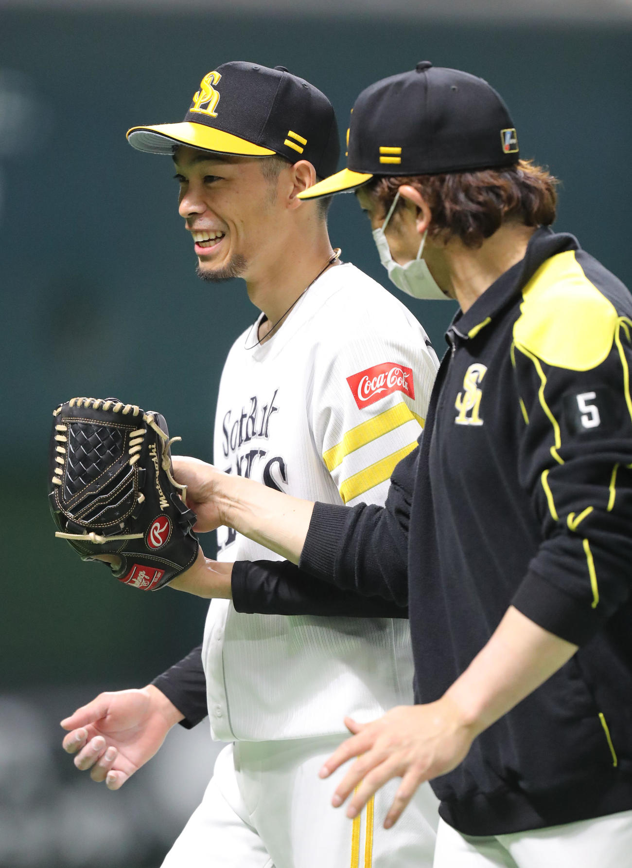 9回表を投げ終え、笑顔でベンチに戻る又吉。右は松田（撮影・屋方直哉）