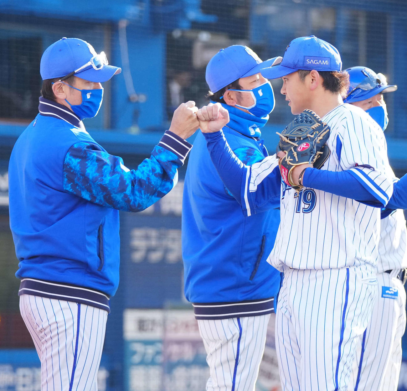DeNA対オリックス　最後を締めDeNA三浦監督（左）とタッチをかわす山崎（撮影・江口和貴）