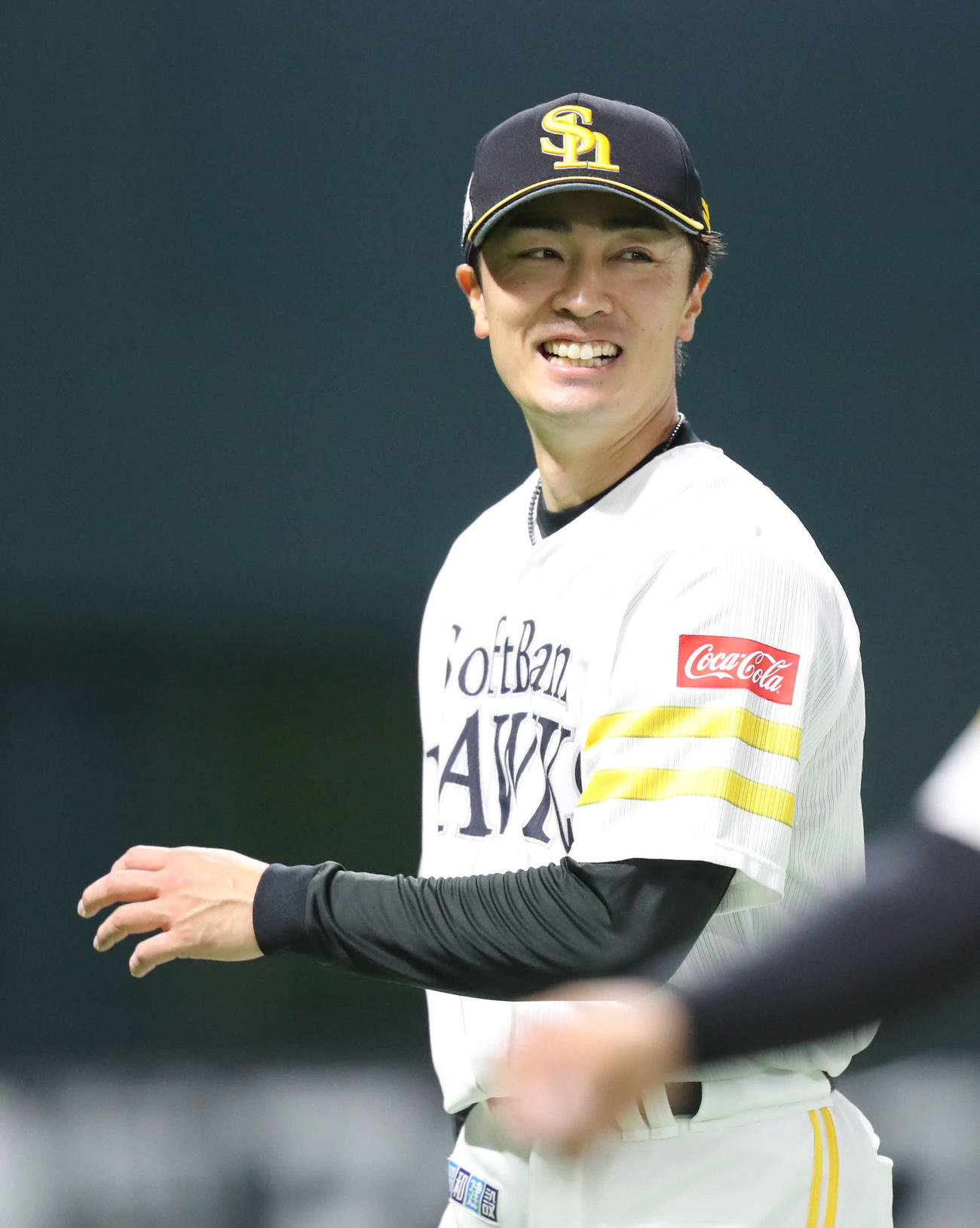 ソフトバンク対ロッテ　4回を投げ終え、笑顔でベンチに戻る和田（撮影・屋方直哉）