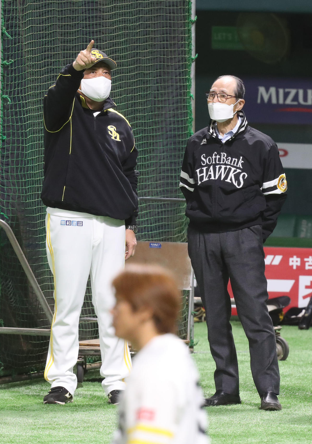 ソフトバンク対ロッテ　試合前の全体練習で話をする藤本監督（左）と王球団会長（撮影・屋方直哉）