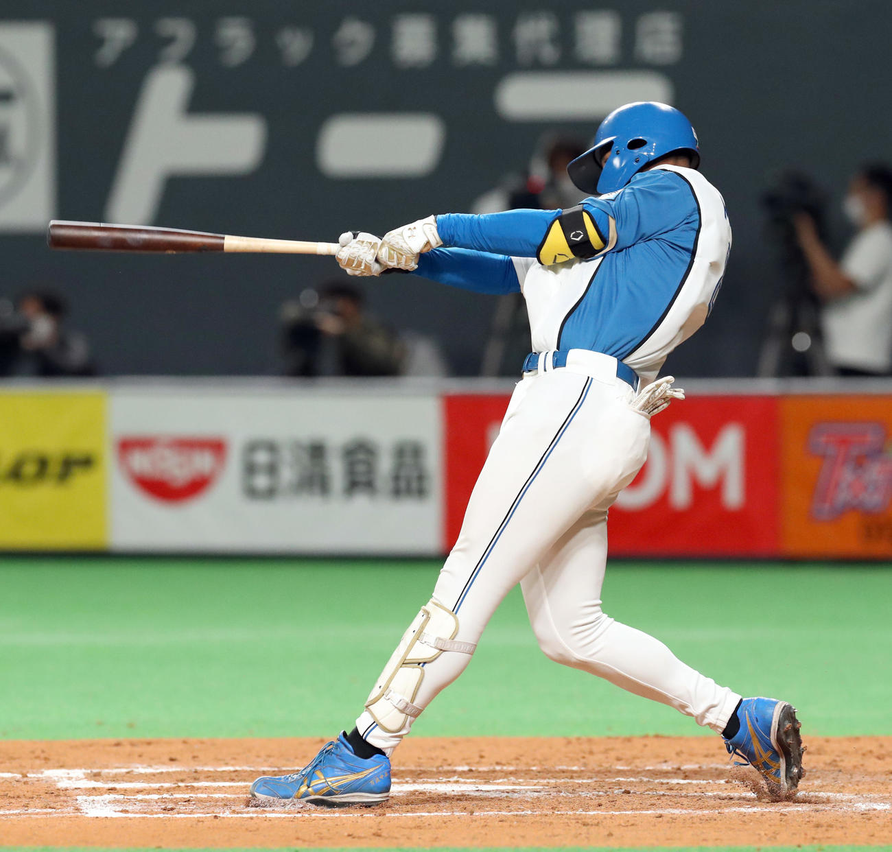 日本ハム対巨人　8回裏日本ハム1死、万波は中越え本塁打を放つ（撮影・佐藤翔太）