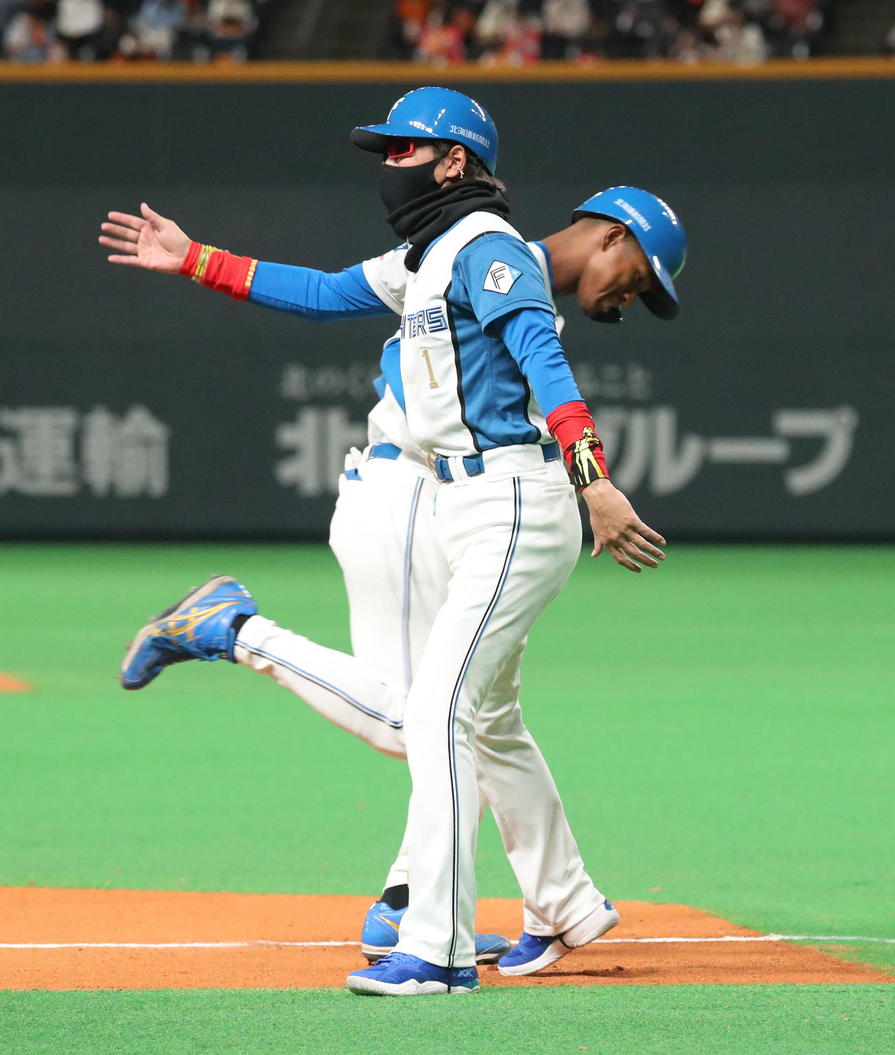 日本ハム対巨人　8回裏日本ハム1死、中越え本塁打を放った万波とタッチを交わす新庄監督（撮影・佐藤翔太）