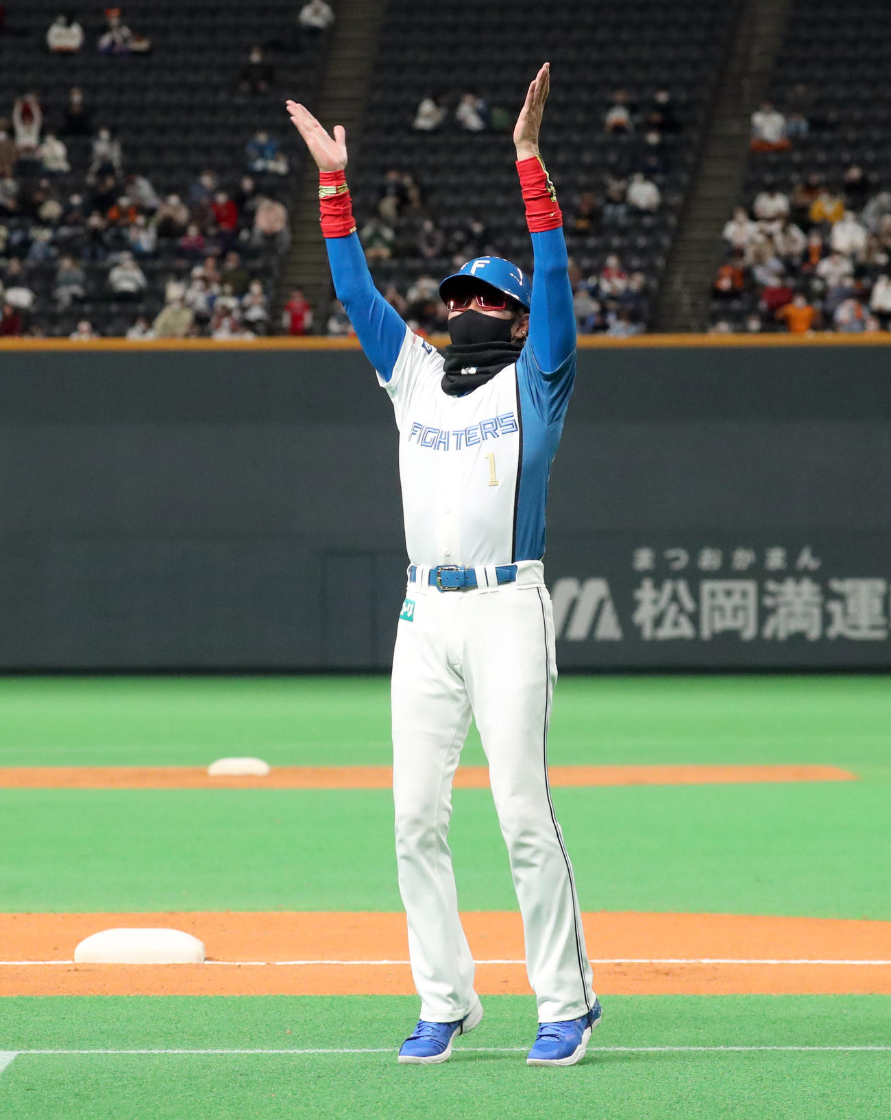 日本ハム対巨人　8回裏日本ハム1死、万波の中越え本塁打に大喜びする新庄監督（撮影・佐藤翔太）