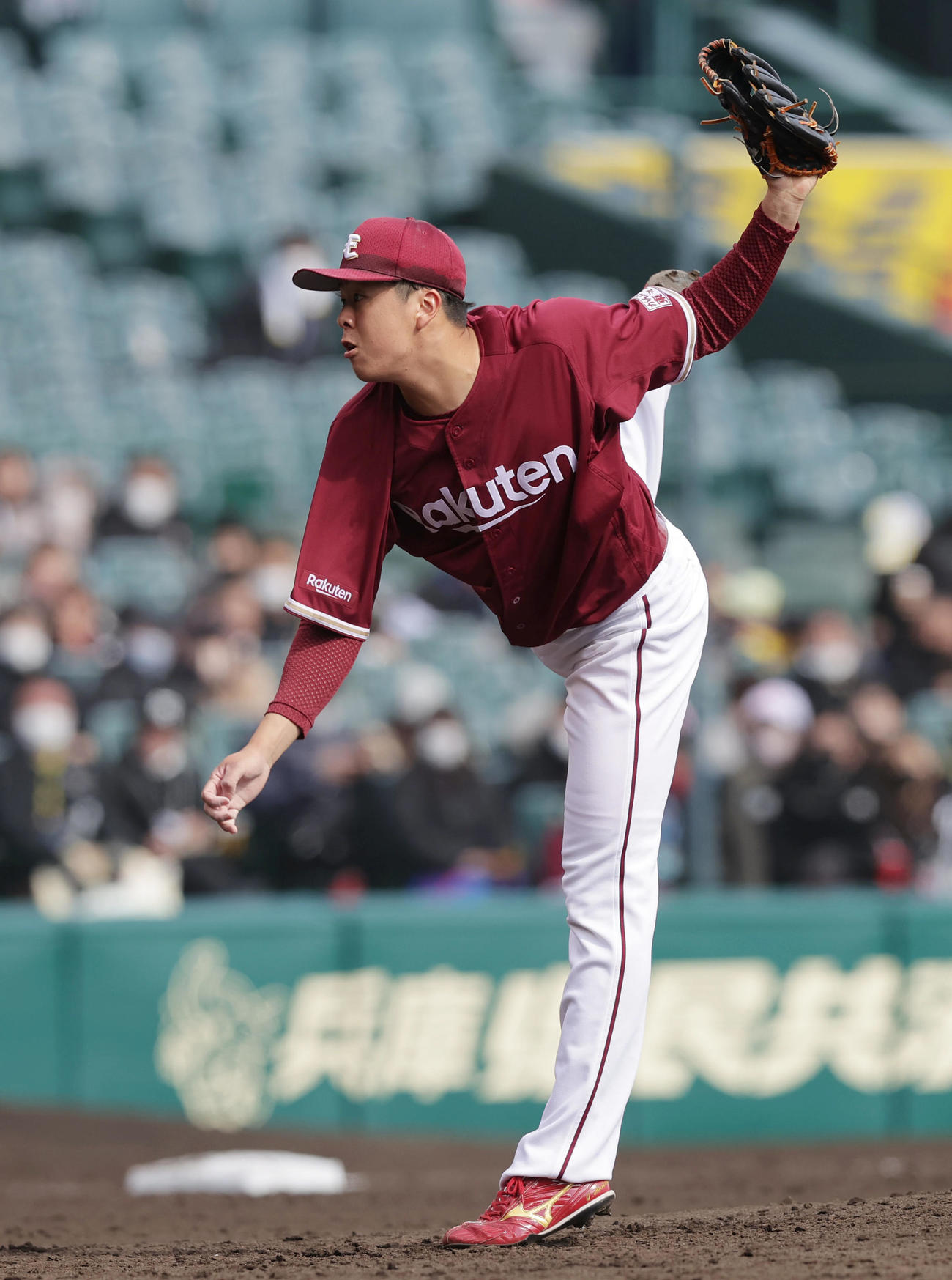 阪神対楽天　5回裏、楽天2番手で登板する松井友（撮影・前田充）