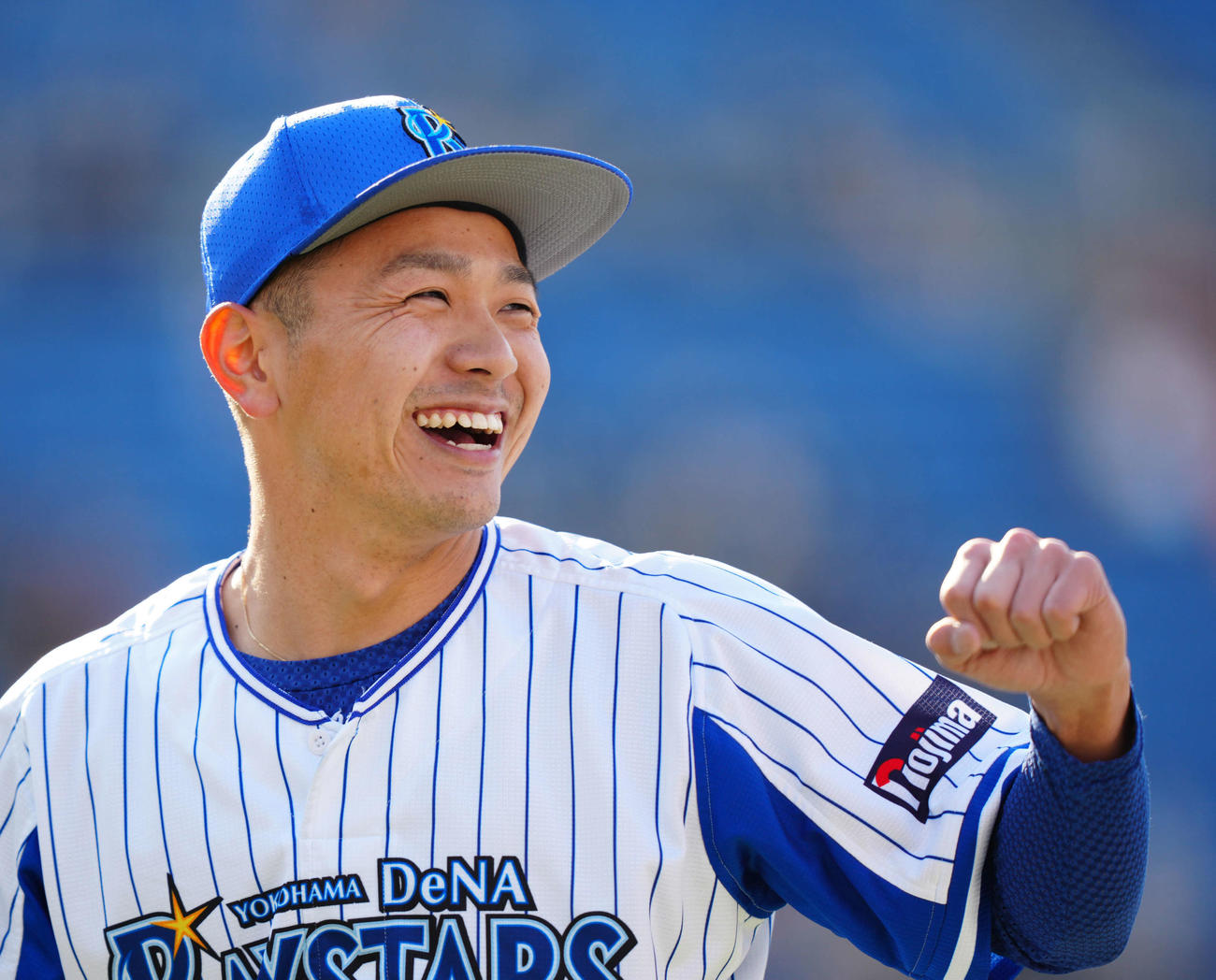 DeNA対オリックス　7回表終了後、笑顔でベンチに引き揚げるDeNA2番手の石川（撮影・江口和貴）