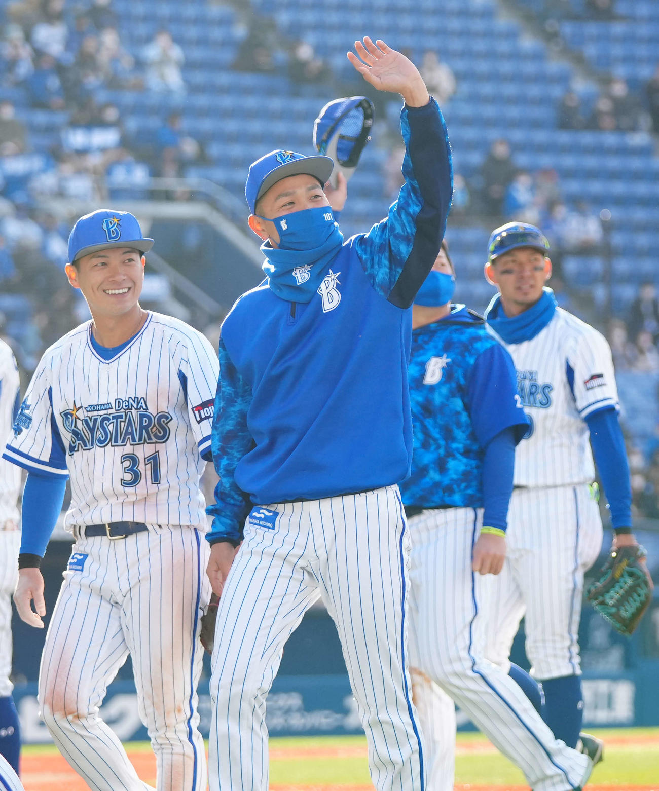 DeNA対オリックス　試合後、スタンドのファンに手を振るDeNA石川（中央）（撮影・江口和貴）